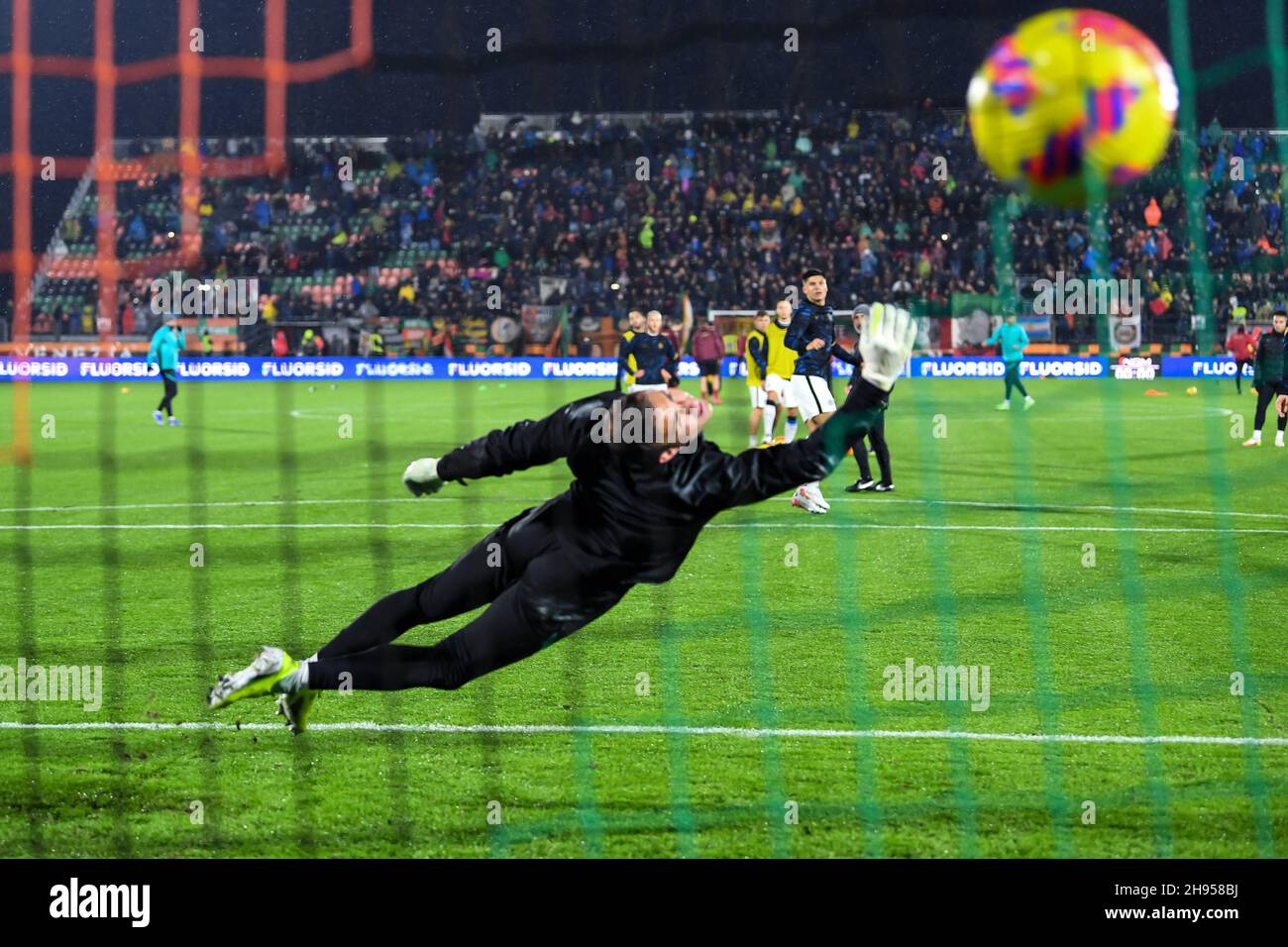 Interâ&#x80;&#X99;s Samir Handanovic Torwart spart ein Tor während Venezia FC vs Inter - FC Internazionale, italienische Fußballserie A Spiel in Venedig, Italien, November 27 2021 Stockfoto