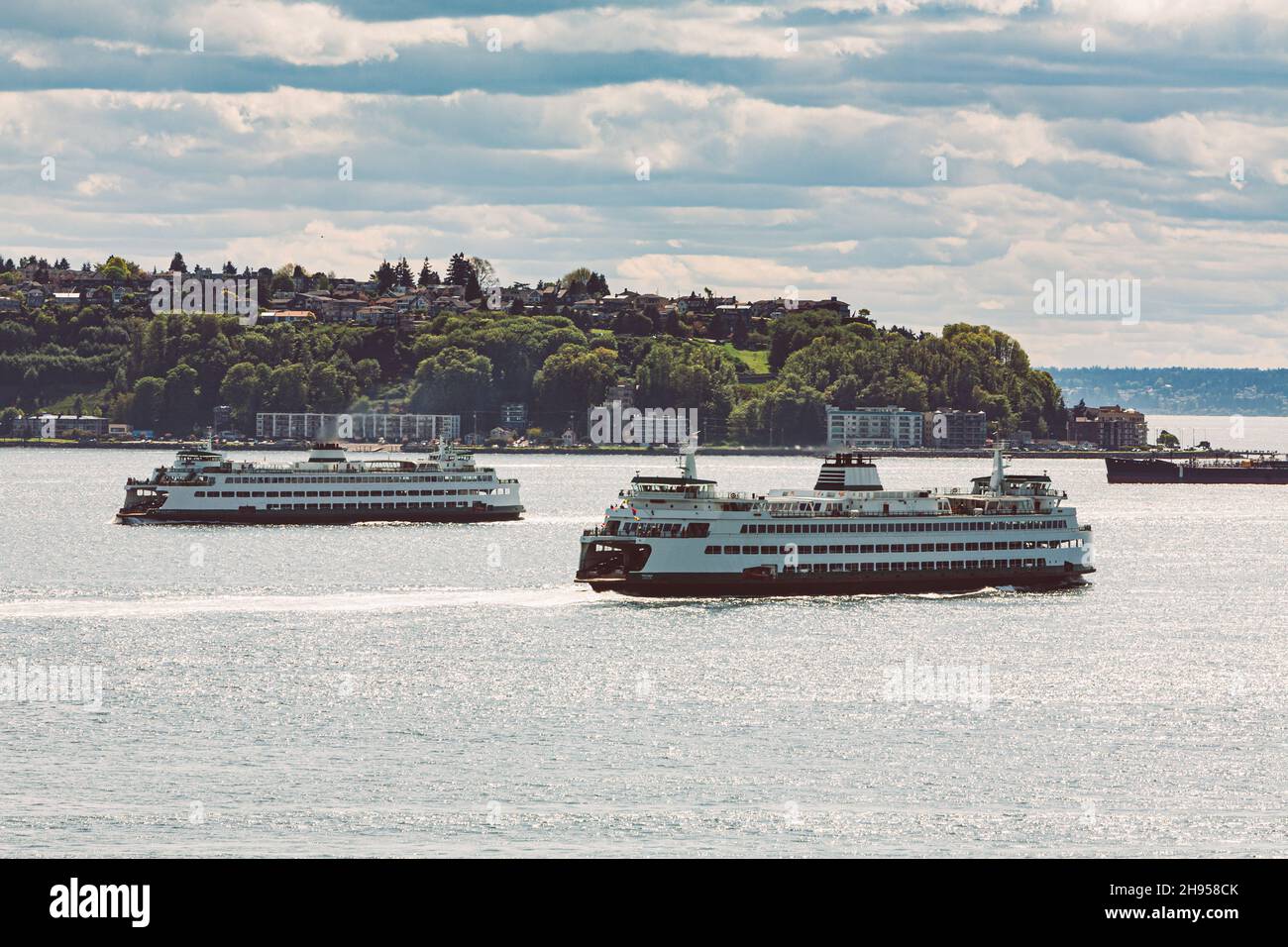 Zwei Fähren unter blauem Himmel mit Wolken in Seattle, Washington Stockfoto