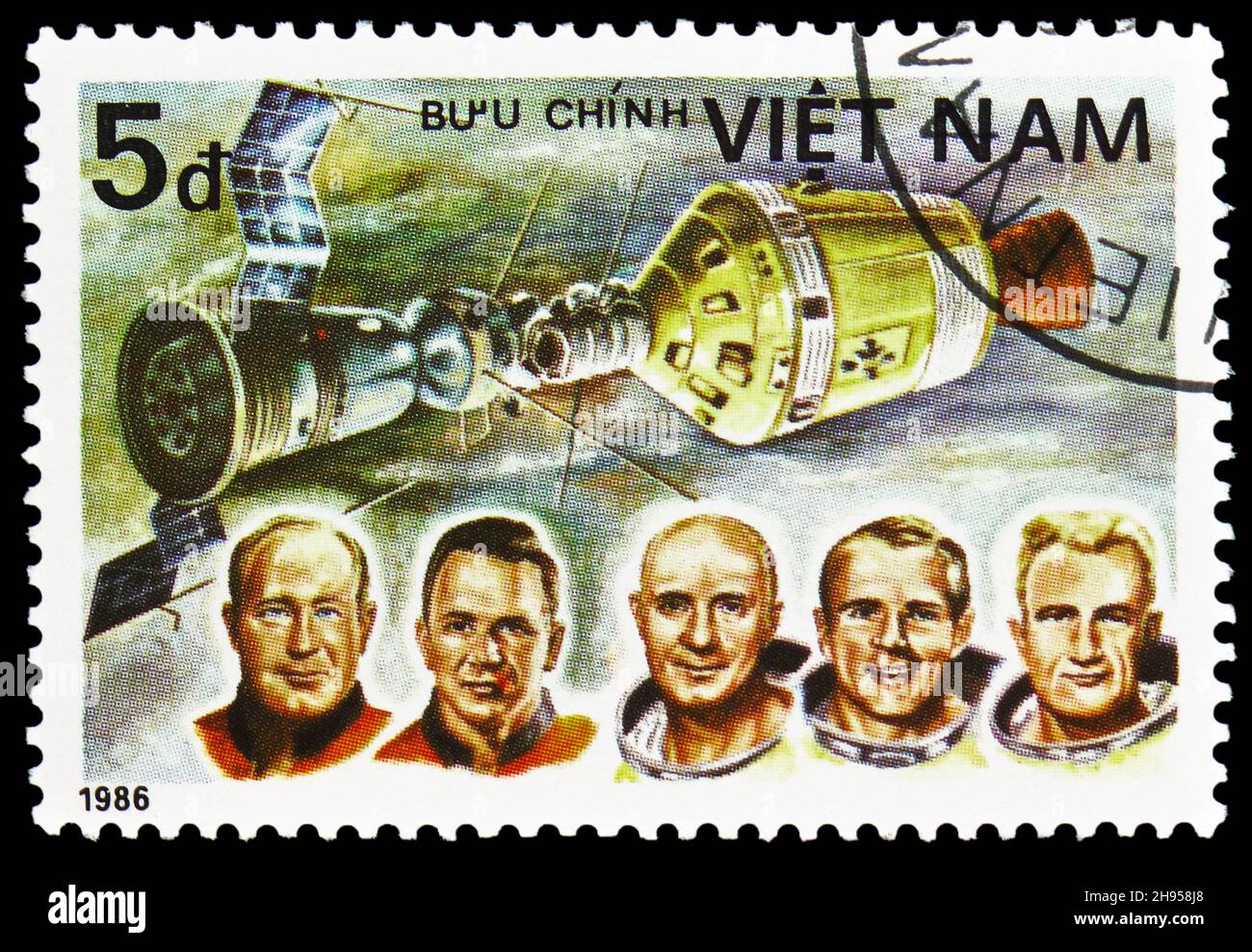 MOSKAU, RUSSLAND - 24. OKTOBER 2021: In Vietnam gedruckte Briefmarke zeigt die Kopplung von Sojus-Apollo fünf Astronauten, 25 Jahre Human Spaceflight-Serie, Stockfoto