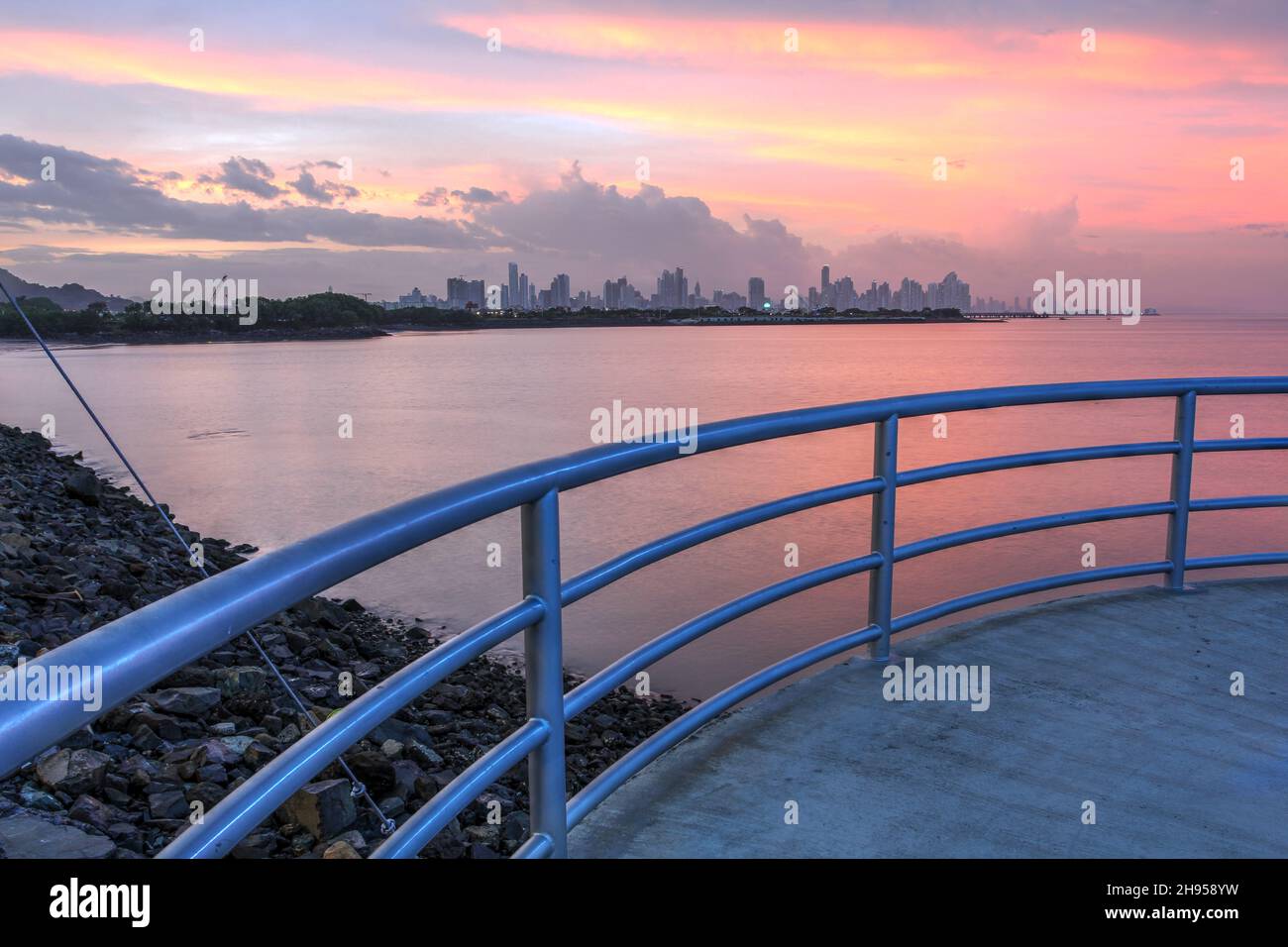 Herrlicher Sonnenuntergang über Panama City, aufgenommen vom Amador Causeway, der den Eingang zum Kanal bewacht. Der Aussichtspunkt befindet sich direkt vor dem Biomu Stockfoto