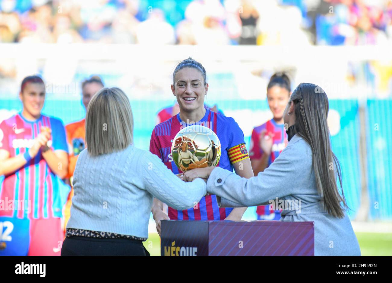 Barcelona, Spanien. 04th Dez 2021. BARCELONA, SPANIEN - 4. DEZEMBER: Spieler von Barcelona Alexia Putellas erhielt den Ballon d'Or 2021 vor dem Spiel zwischen Barcelona und dem Athletic Club als Teil der La Liga Iberdrola im Estadi Johan Cruyff am 4. Dezember 2021 in Katalonien, Barcelona, Spanien. (Foto von Sara Aribó/PxImages) Credit: Px Images/Alamy Live News Stockfoto