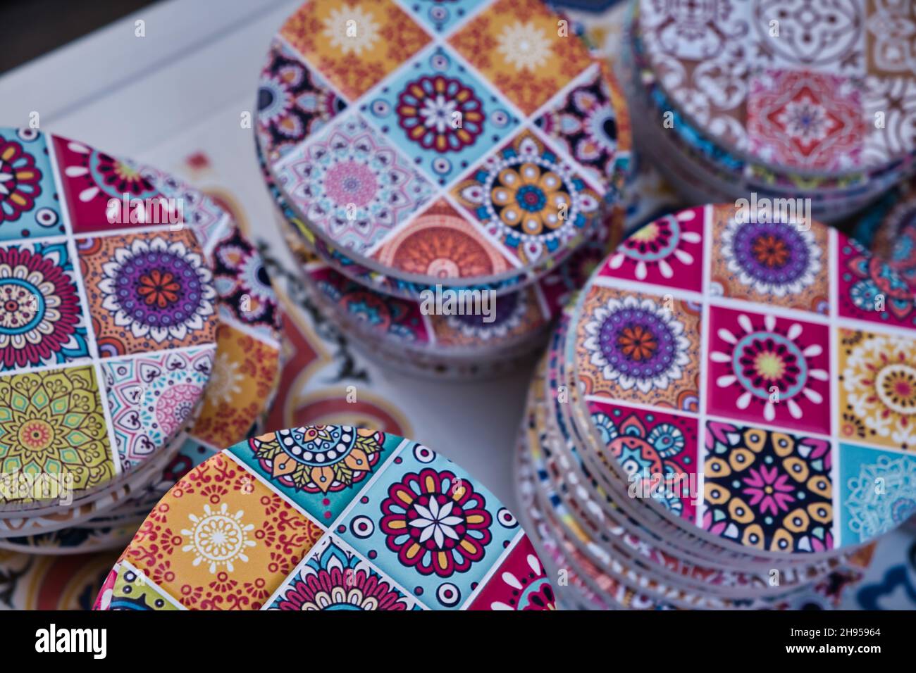 Ein Haufen bunt dekorierter Untersetzer in einem Souvenirladen in Palermo Stockfoto