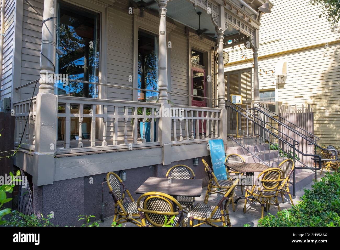 NEW ORLEANS, LA, USA - 24. SEPTEMBER 2021: Bouligny Tavern on Magazine Street Stockfoto