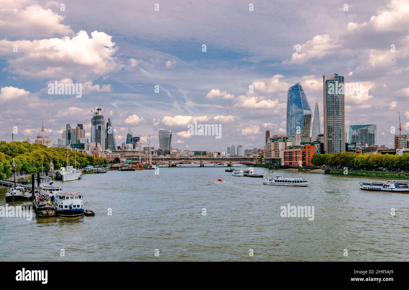 Die Themse und die Skyline von East London von der Waterloo-Brücke aus gesehen. Canary Wharf ist im Hintergrund. Stockfoto