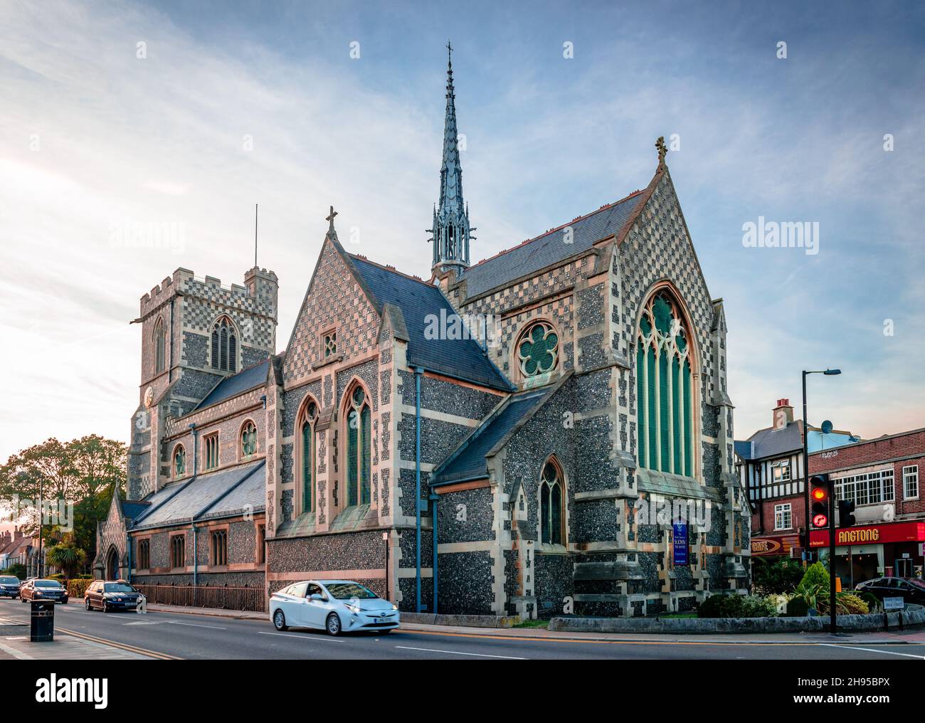 Blick auf St. Johannes der Täufer Kirche in Chipping Barnet, London. Um 1250 erbaut, steht es an der Kreuzung der Wood Street und High Street. Stockfoto