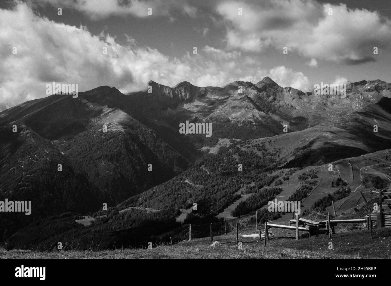 Berglandschaft in Österreich. Blick von einem hohen Punkt einer Bergkette. Sonniger Herbsttag. In Schwarz und Weiß gefärbt Stockfoto