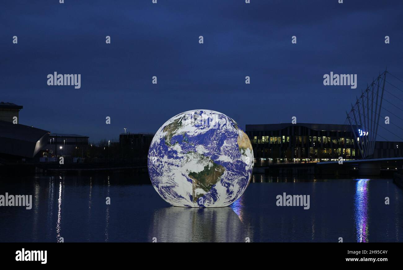 Salford, Großbritannien Luke Jerrams „Floating Earth“-Kunstwerk beim Lightwaves 2021 Festival am Freitag, den 3rd. Dezember 2021 in Salford Quays. (Kredit: MI Nachrichten) Kredit: MI Nachrichten & Sport /Alamy Live Nachrichten Stockfoto