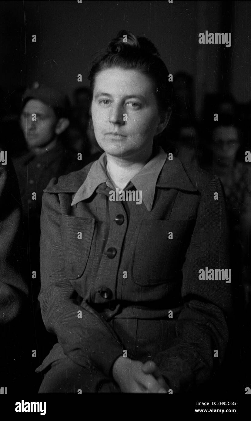 Warszawa, 1947-07-31. Rejonowy S¹d Wojskowy. Odczytanie wyroku w procesie grupy £¹cznoœci Obszaru Centralnego Wolnoœæ i Niezawis³oœæ (Sieg). Na ³awie oskar¿Onych zasiedli: dr. Zofia Franio ps. Doktor, K-1, Pani Doktor, Zofia, Boles³aw Ga³aj ps. Stanis³aw, Ryszard, Danuta Bañkowska ps. Duda, Stanis³awa Sieñko ps. Alinka, Iwonka, S³odka, Janina Warzycka ps. F-43, Maria Wêdrychowska ps. F4, F-42, Jola, Kinga, Rysia - przed wojn¹ aktorka i œpiewaczka (alt), Janina Sawicka. NZ. Jedna z oskar¿Onych. wb/gr PAP Warschau, 31. Juli 1947. Örtliches Militärgericht. Die Lektüre der Anklageschrift im Prozess Stockfoto