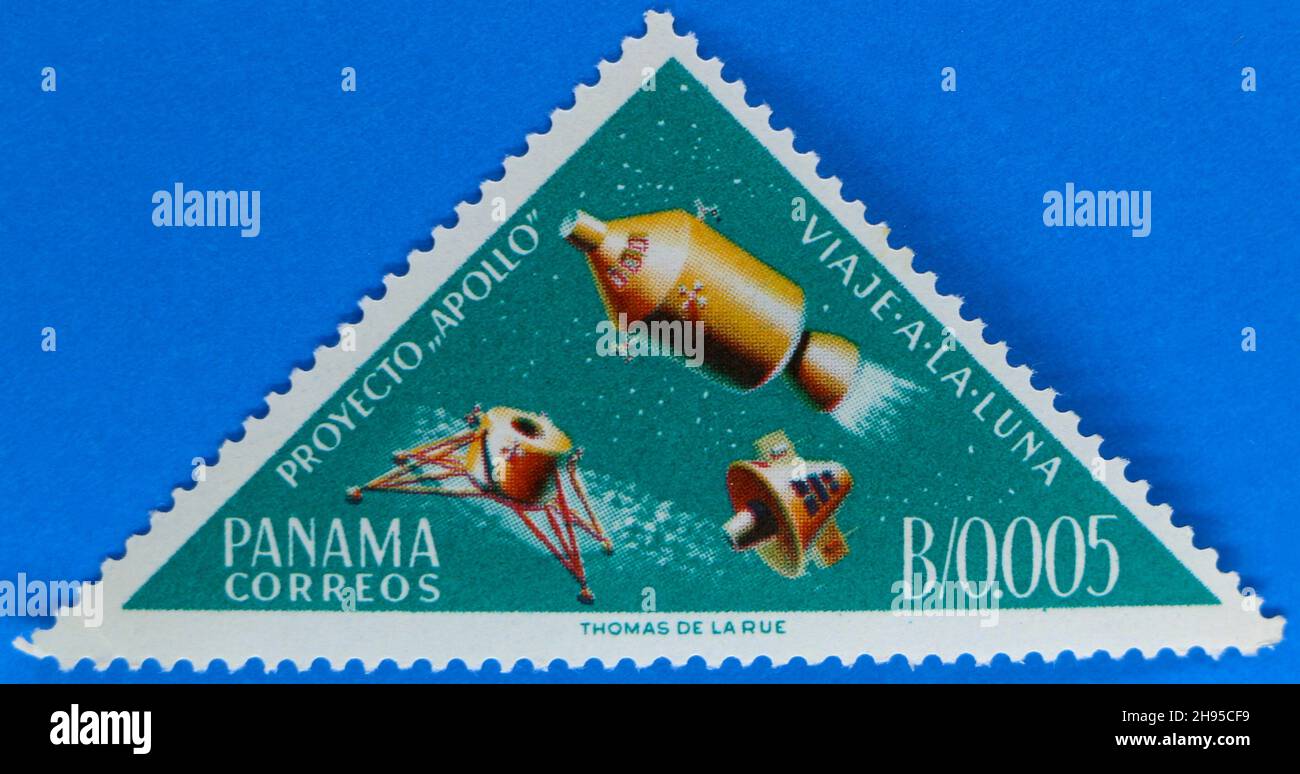 Foto einer grünen dreieckigen Briefmarke aus Panama mit Abbildungen der Raumfahrzeuge der Apollo-Mondmissionen Stockfoto