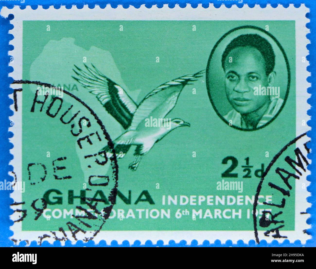 Foto einer grünen 21/2D ghanaische Briefmarke, die am 6th. März 1957 zur Erinnerung an die Unabhängigkeit von Großbritannien herausgegeben wurde Stockfoto