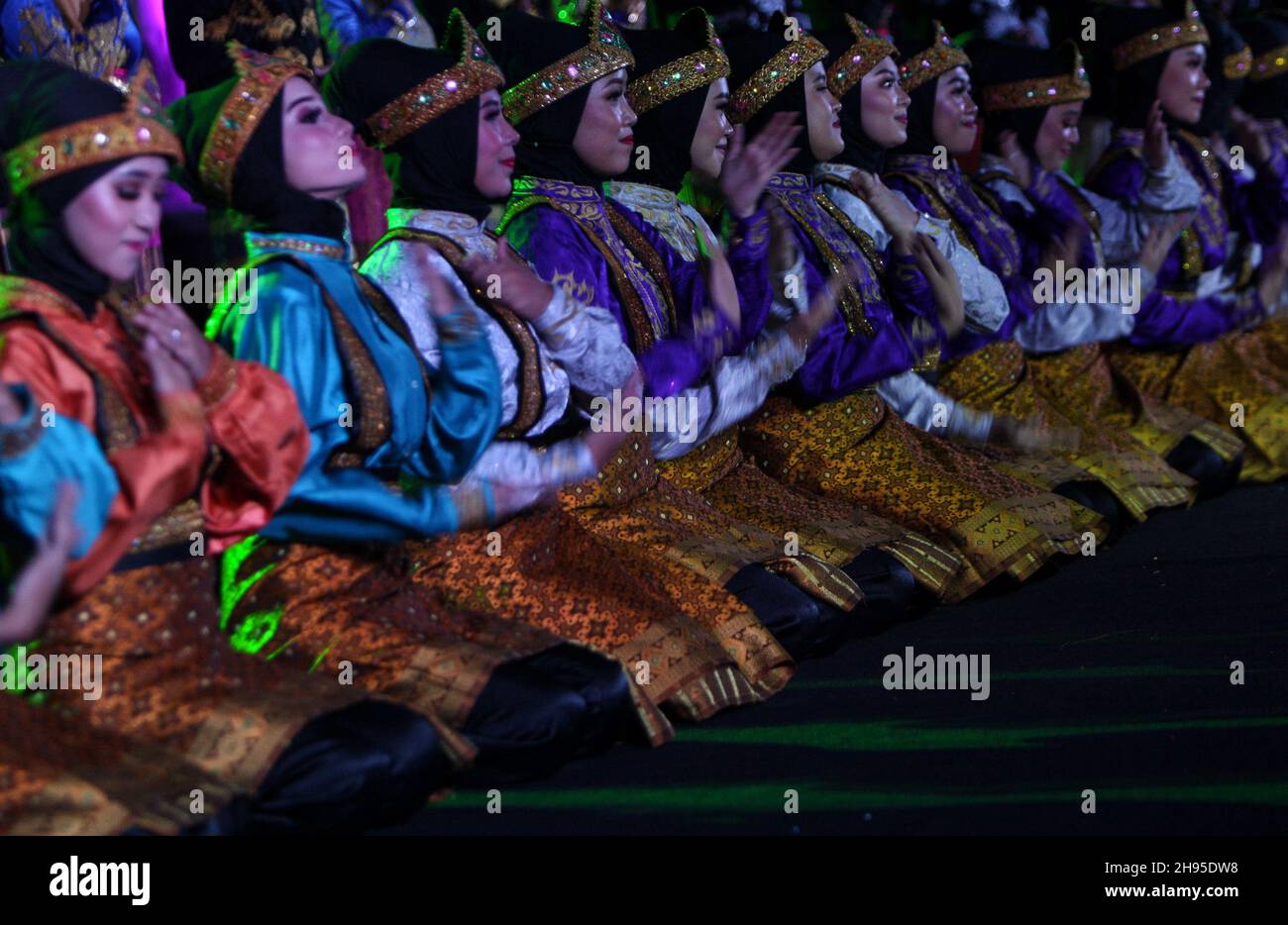 Eine Gruppe von Tänzern führt Saman-Tanz, einen traditionellen indonesischen Tanz aus Aceh, während eines Kulturkarnevals in Bogor, West Java, Indonesien, am 3. Dezember 2021 auf. (Foto von Adriana Adie/INA Photo Agency/Sipa USA) Stockfoto