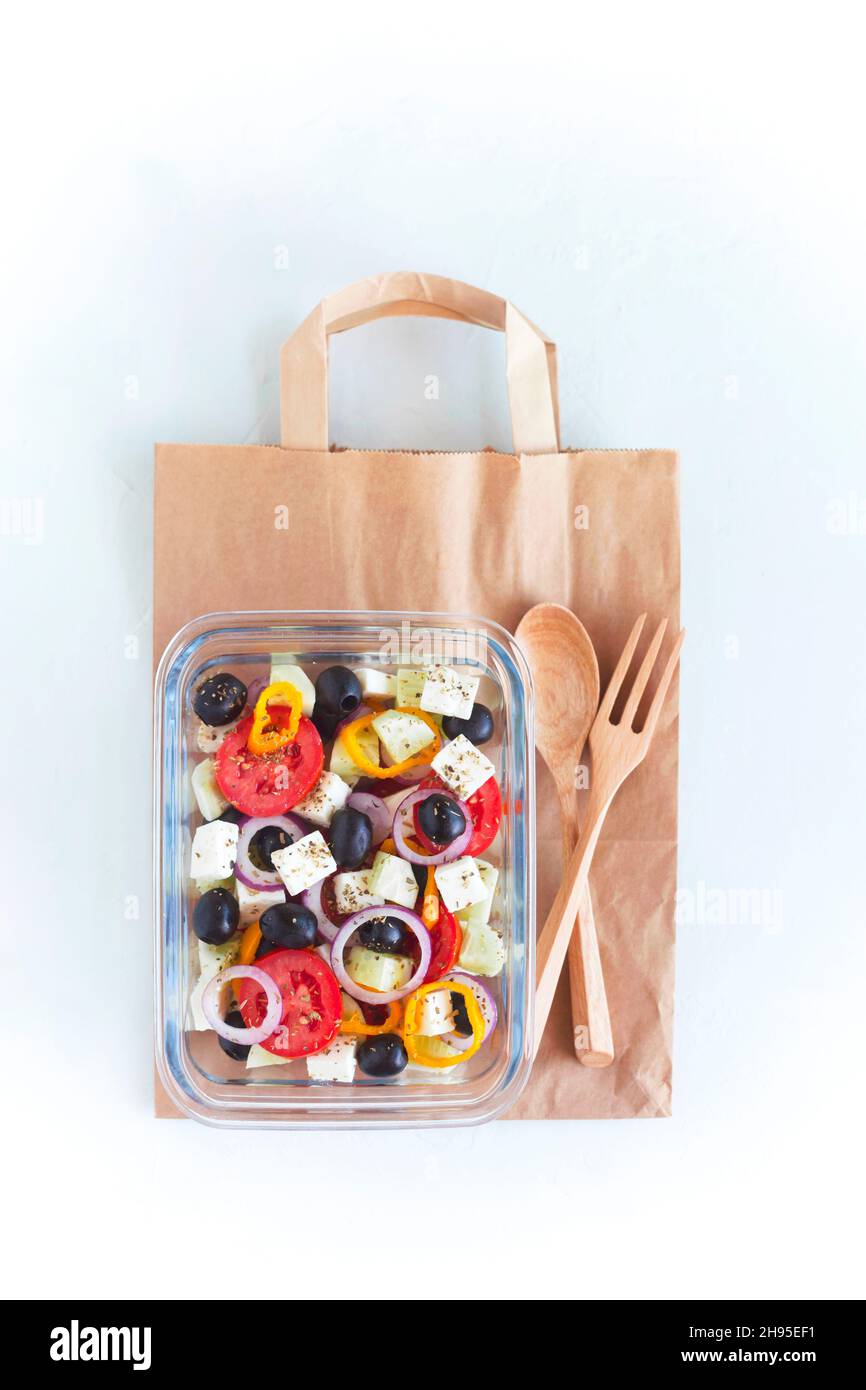 Lunchbox mit griechischem Salat auf dem Bastelpapierbeutel Stockfoto