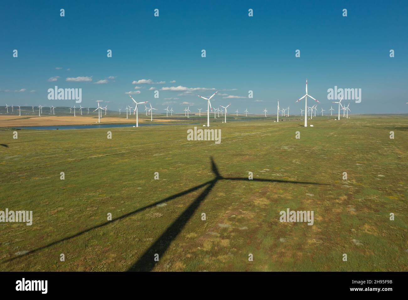 Luftaufnahme von Windmühlen und Schatten in Rotation Stockfoto