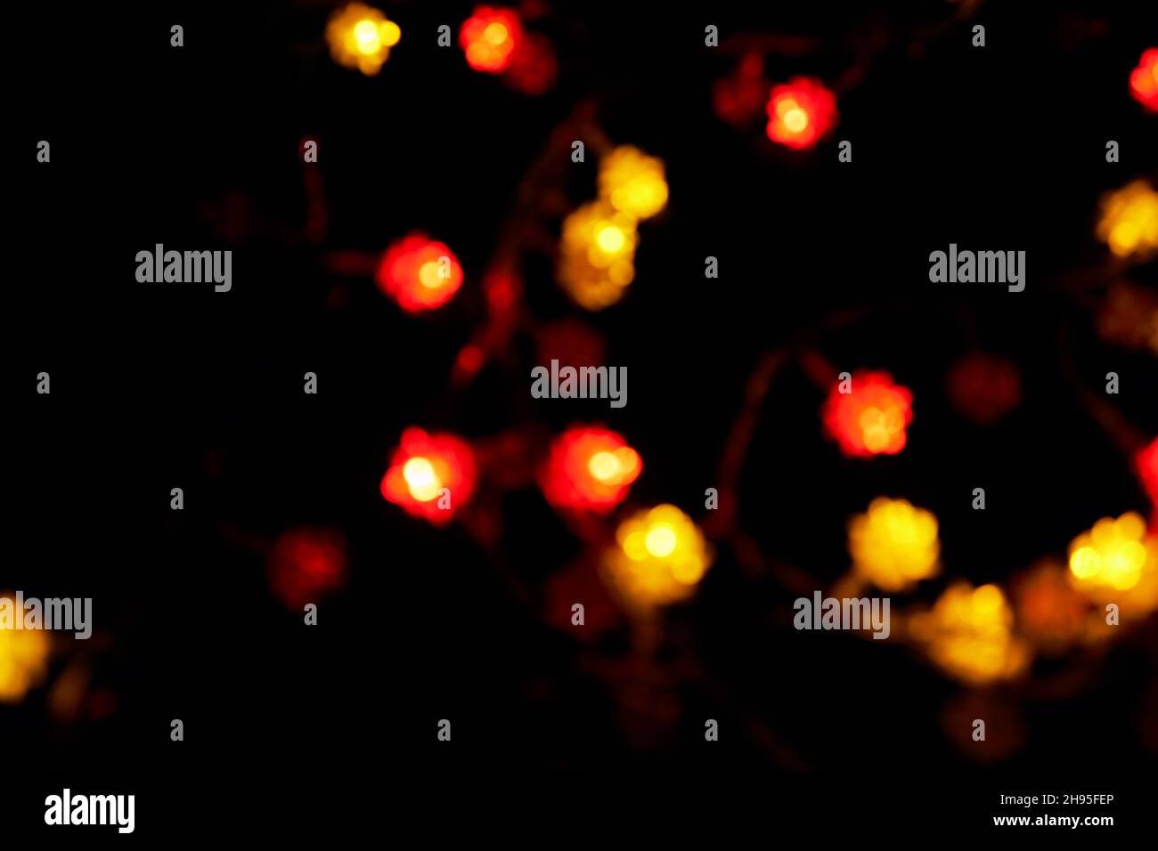 Unschärfe-Bokeh Weihnachten, Valentine rot, orange Lichter auf schwarzem Hintergrund. Verschwommene abstrakte Glitzerstruktur. Blur Bokeh Glitzer Tapete. Stockfoto