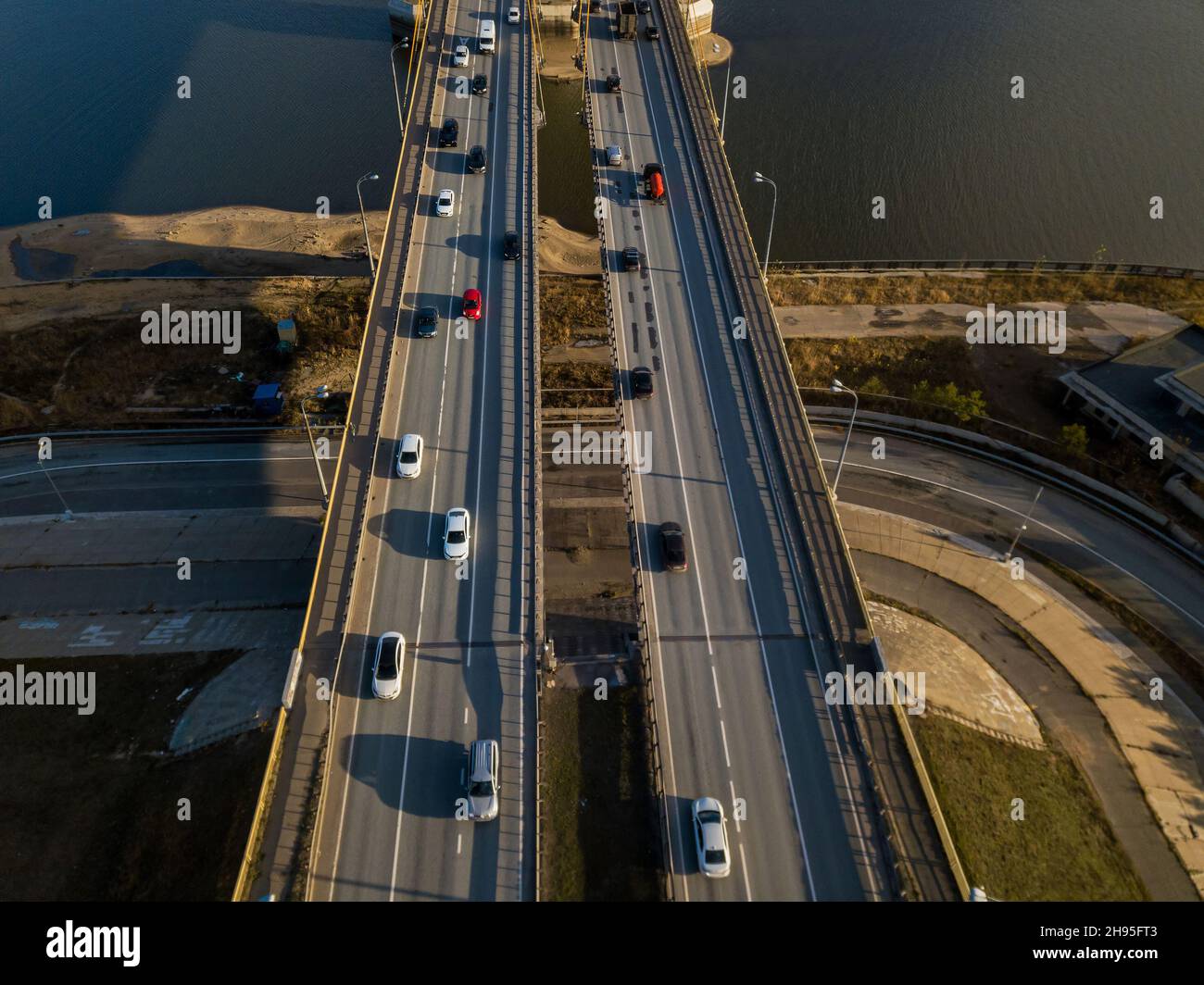 Zwei Routen der erhöhten Autobahn. Luftdrohne Foto von Autobahn mit Autos. Draufsicht auf den Verkehr Stockfoto