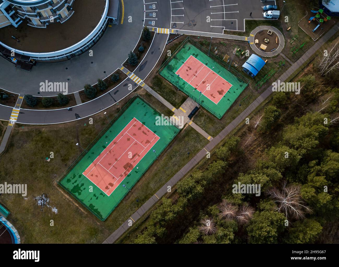 Tennisplatz. Blick von oben. Drohnenansicht. Zwei Tennisplätze in der Natur. Stockfoto