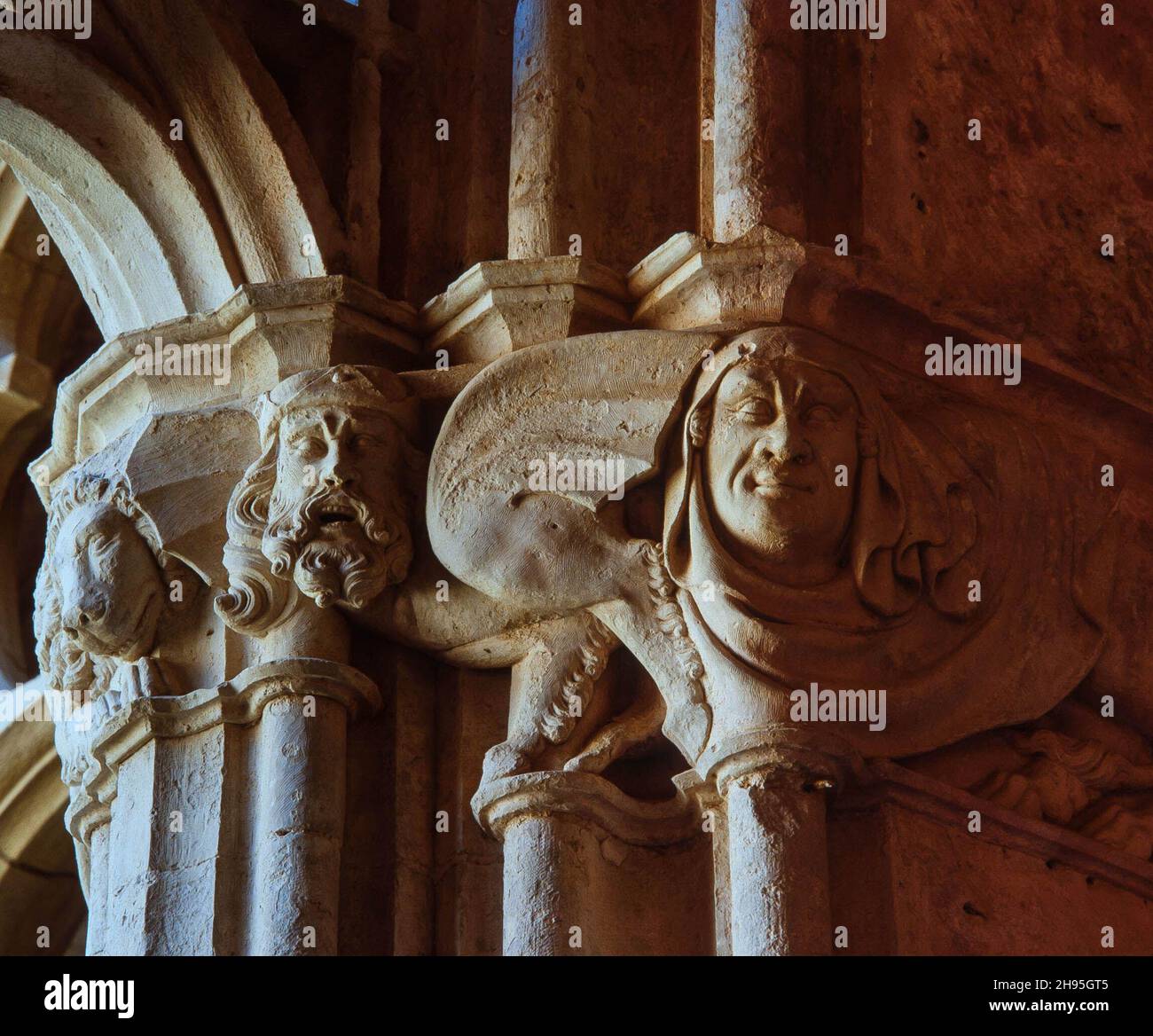 Capitel del Claustro del Monasterio de Santes Creus, Tarragona. Stockfoto