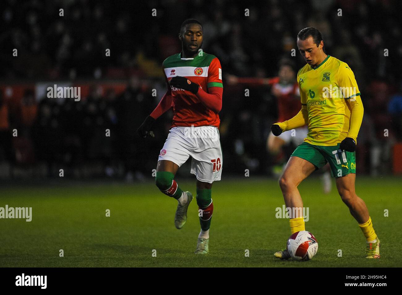 H.McKirdy (Swindon Nr. 11 ) am Ball während des FA Cup-Spiels in der zweiten Runde zwischen Walsall und Swindon Town am 4. Dezember 2021 im Banks's Stadium, Walsall, England. Foto von Karl Newton/Prime Media Images. Quelle: Prime Media Images/Alamy Live News Stockfoto