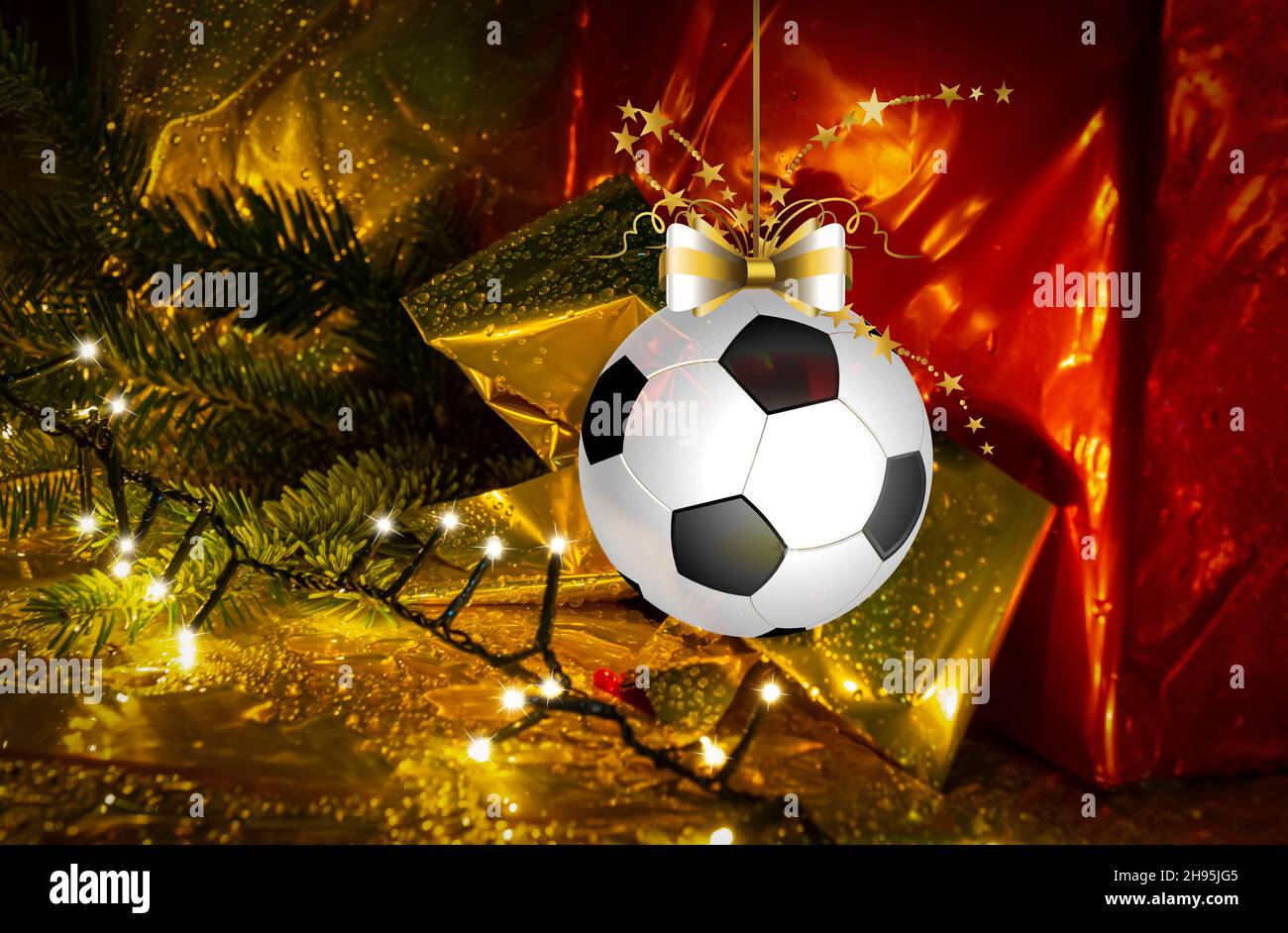 Fußball-weihnachtskugel, die vor einem beleuchteten goldenen und roten Geschenkhintergrund hängt. Weihnachtskarte für Grüße Stockfoto