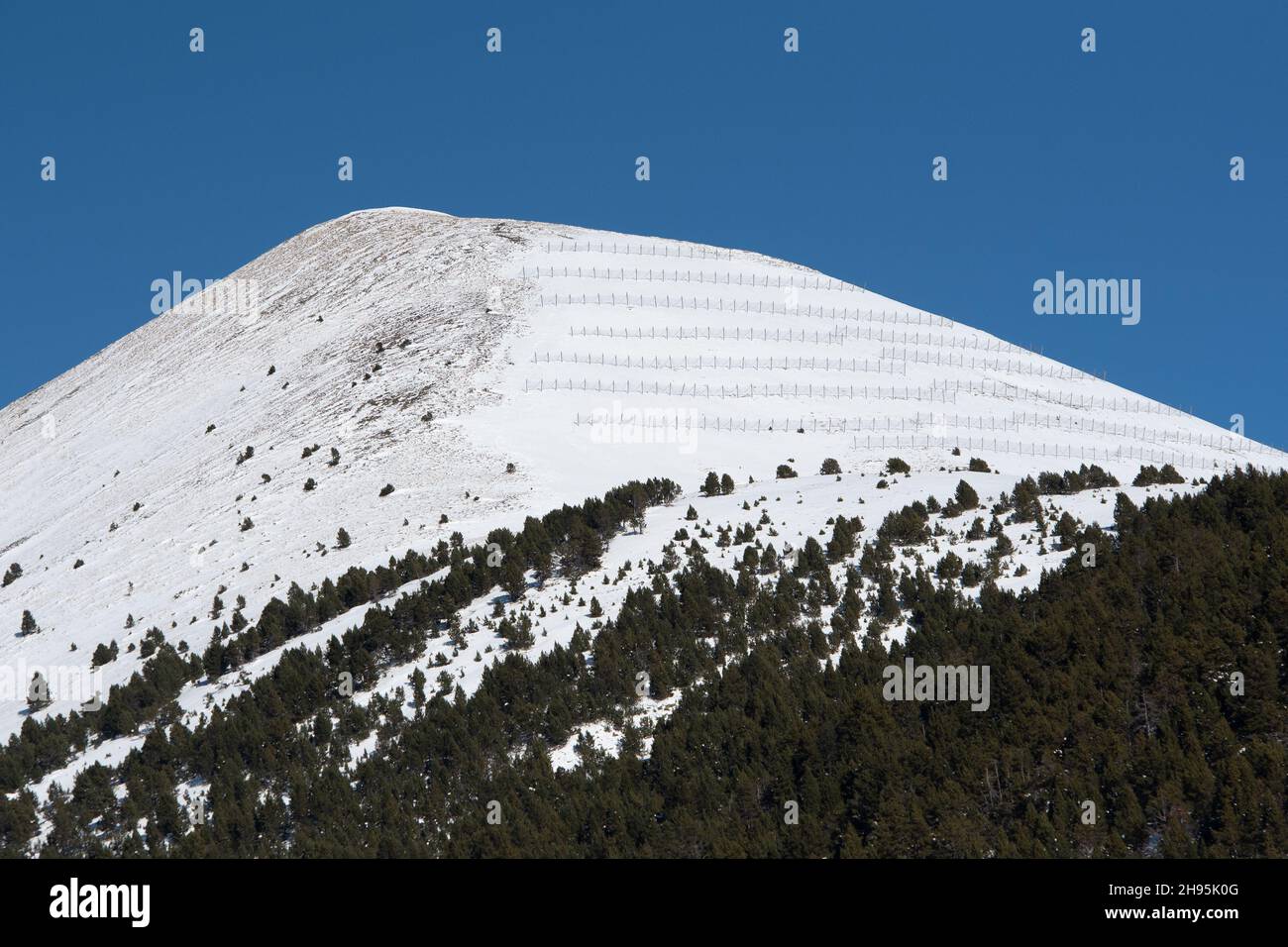 Verschneite Berge in den Pyrenäen von Andorra im Winter. Stockfoto