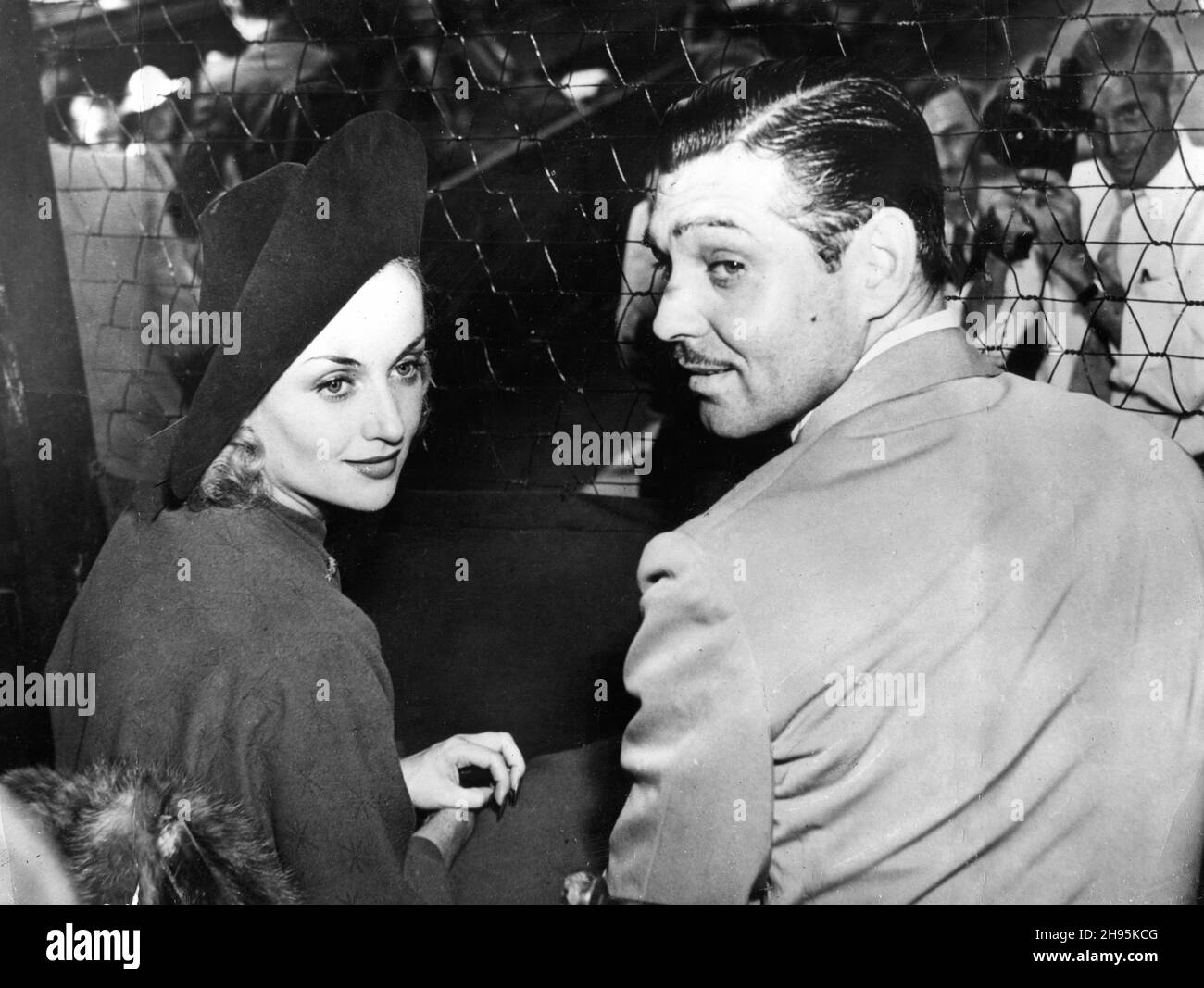 CAROLE LOMBARD und CLARK GABLE im August 1937, als sie an der Eröffnung des Pacific South West Tennis Championship Tournament in Los Angeles, Kalifornien, teilnahmen Stockfoto