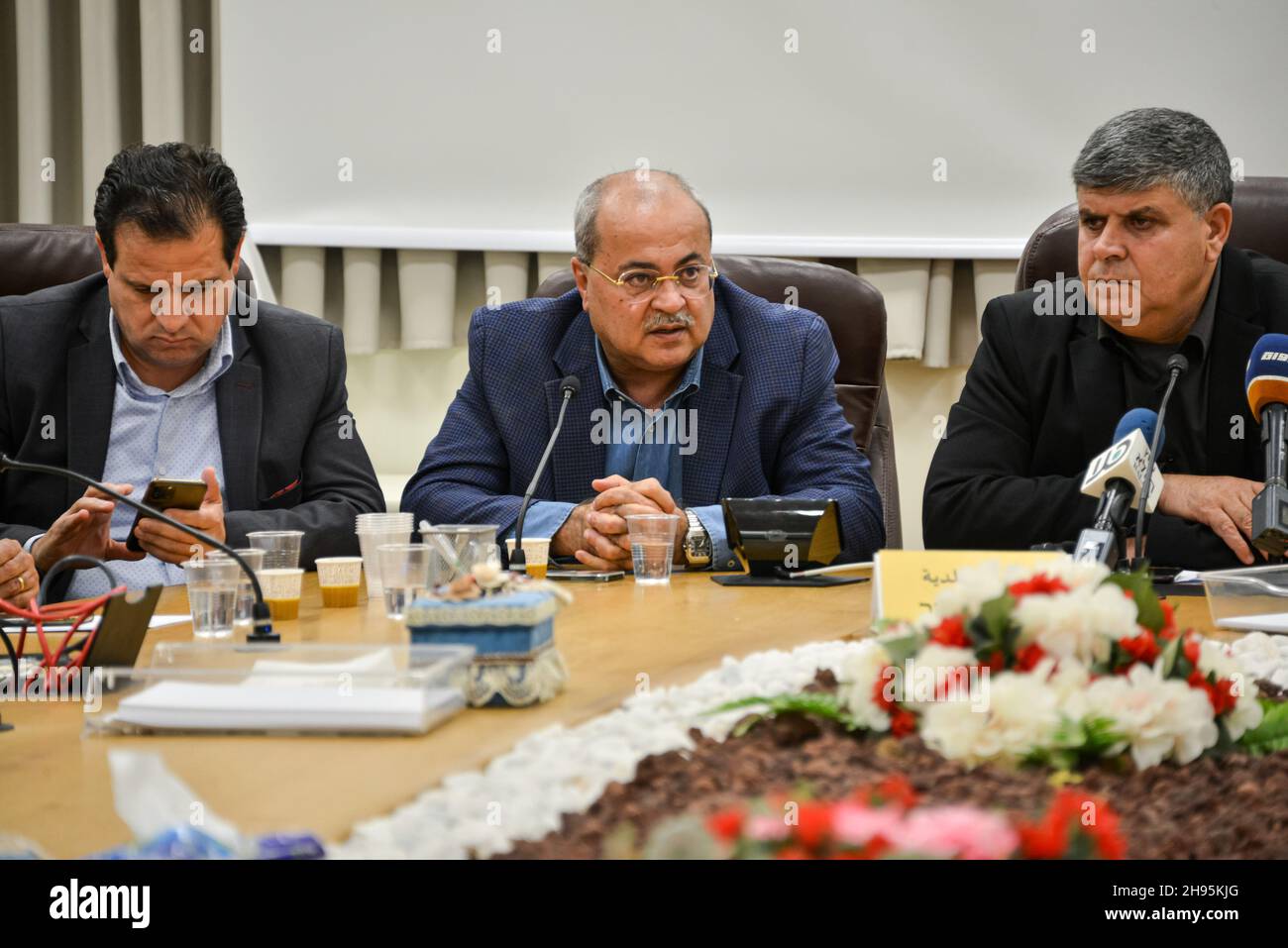 Ahmad Tibi (Joint List/Ta'al - Mitte) spricht auf einer Pressekonferenz im Bezirk Umm Al-Fahm Mansour Abbas (United Arab List/Raám), Ahmad Tibi (Joint List/Ta'al), Ayman Odeh (Joint List/Hadash) und Osama Saadi (Joint List/Ta'al) auf einer Pressekonferenz im Bezirk Umm Al-Fahm am Freitagabend. Die Pressekonferenz sollte sich an die Medien wenden, um über die Gewalt und die Zusammenstöße zu berichten, die eskaliert sind und die Polizeikräfte in die Nachbarschaft eingedrungen waren, um mithilfe von Teergas die Kontrolle über den Standort zu erlangen. Stockfoto