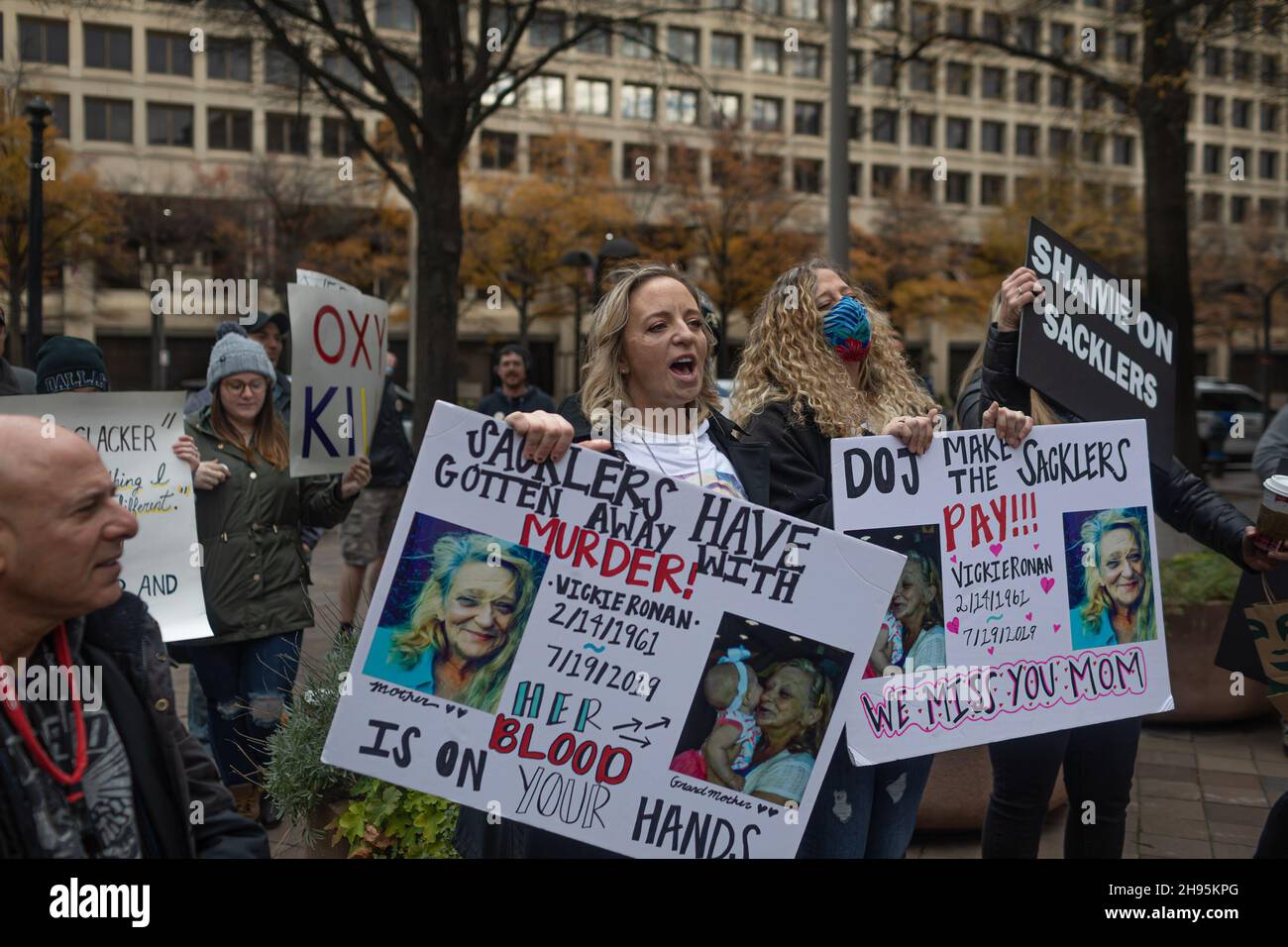 Am 3. Dezember 2021 versammelten sich Menschen aus den Vereinigten Staaten, die aufgrund der Opioid-Epidemie Angehörige verloren haben, im Justizministerium in Washington DC und forderten den Generalanwalt Merrick Garland und die stellvertretende AG Lisa Monaco auf, Strafanzeige gegen Mitglieder der Familie Sackler zu erheben. Die Firma Purdue Pharma des Sacklers bekannte sich im Oktober 2020 drei Strafanzeige wegen der Vermarktung des Medikaments OxyContin schuldig, musste aber nur Geldstrafen von rund $8,3 Milliarden verhängen (Foto von Nigrotime). Stockfoto