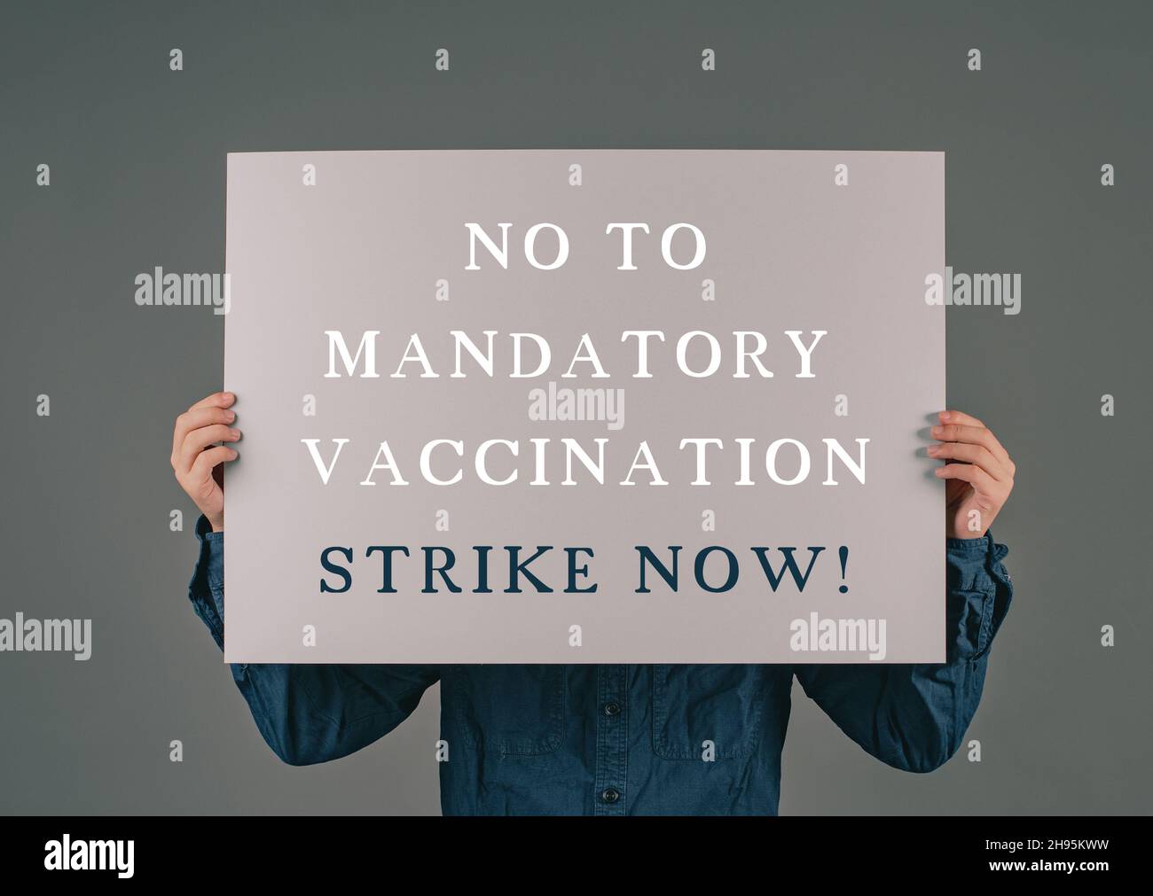 Die Worte Stopp obligatorische Impfung stehen auf einem Papier, Protest gegen covid-19-Impfstoff, Streik, Gesundheitsversorgung Stockfoto