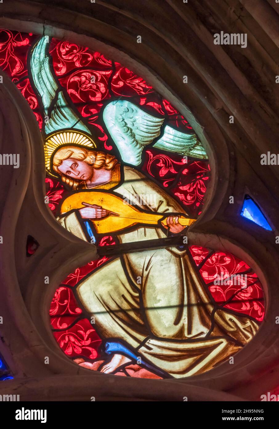 Bunte Engelslaute Musical IInstrument Glasmalerei Kathedrale von Bayeux Kirche der Muttergottes von Bayeux Normandie Frankreich. Kirche geweiht i Stockfoto