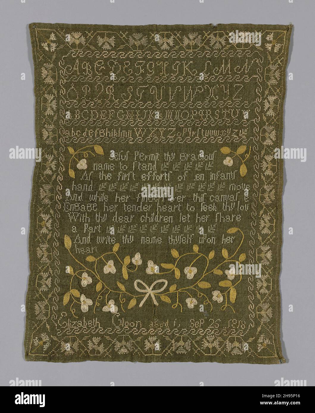 Sampler, England, 1818. 'Jesus erlaubt deinem gnädigen Namen zu stehen / als die erste Anstrengung einer Säuglingshand / und während ihre Finger o'er diese Leinwand bewegen / engagieren ihr zartes Herz, deine Liebe zu suchen / mit deinen lieben Kindern lassen sie einen Teil teilen / und schreiben Sie Ihren Namen thyself Auf ihrem Herzen. Elizabeth Gloon im Alter von 1 Jahren[1?] September 25 1818“. Stockfoto