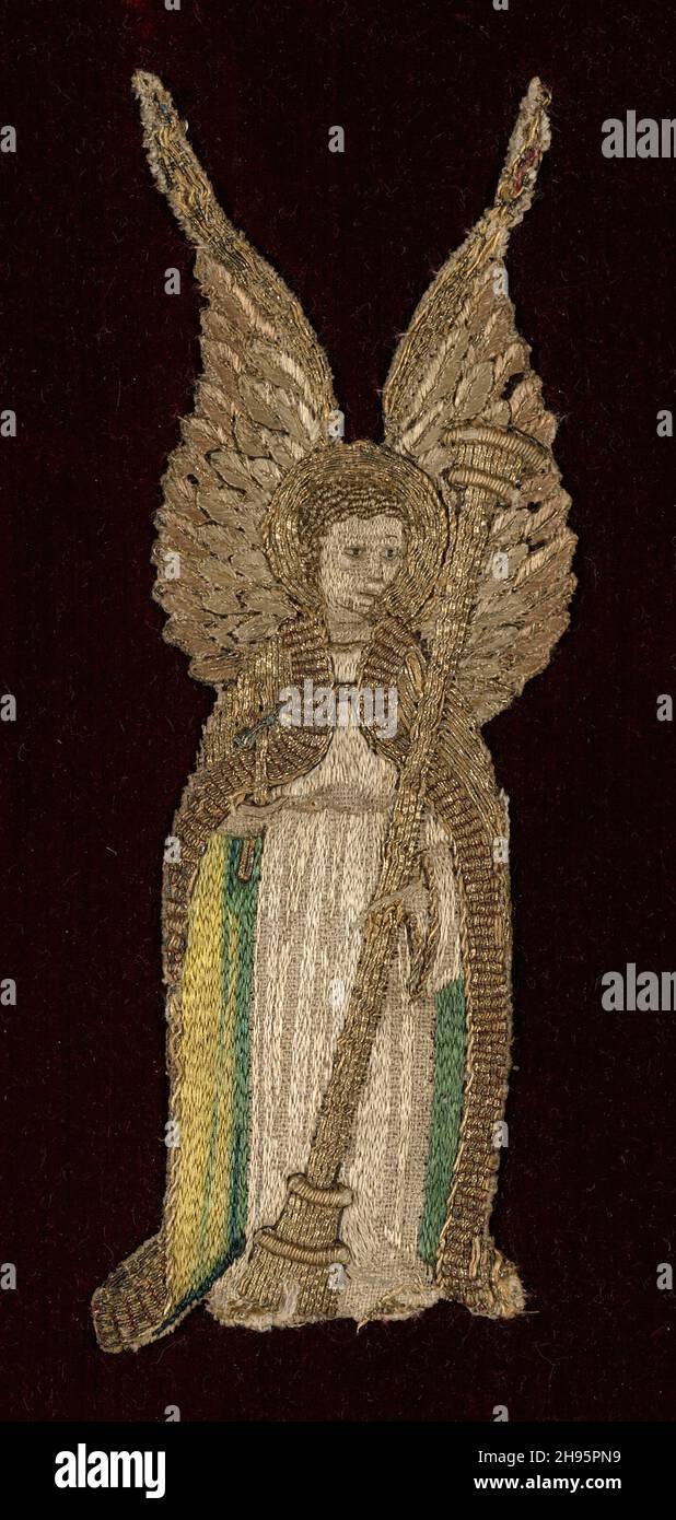 Fragment, England, 15th Jahrhundert. Geflügelte Figur in Goldfaden gestrickt. Stockfoto