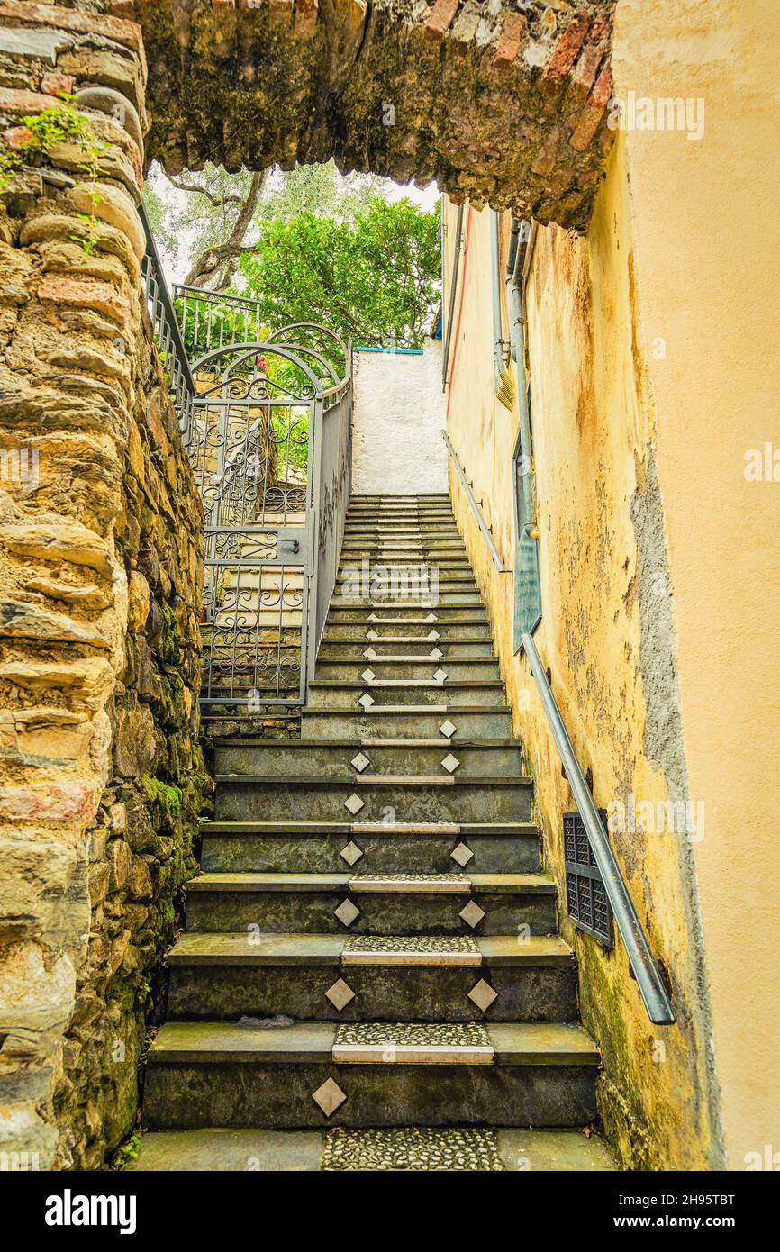 Alte Treppe, umgeben von einer alten Steinmauer und einem Ziegelbogen Stockfoto