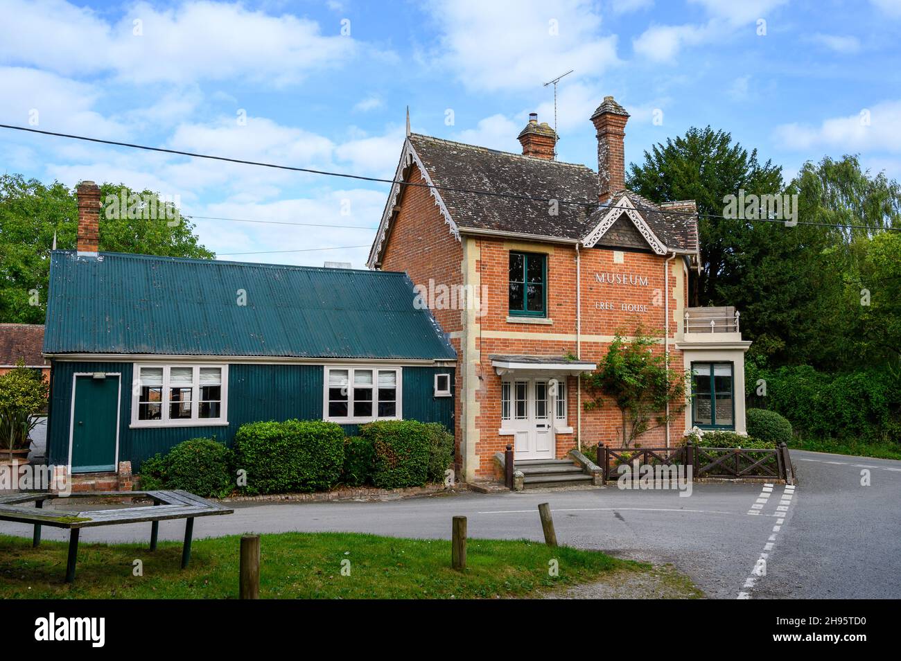 Außerhalb des Museum Inn Pub im Dorf Farnham im ländlichen Dorset, England. Stockfoto