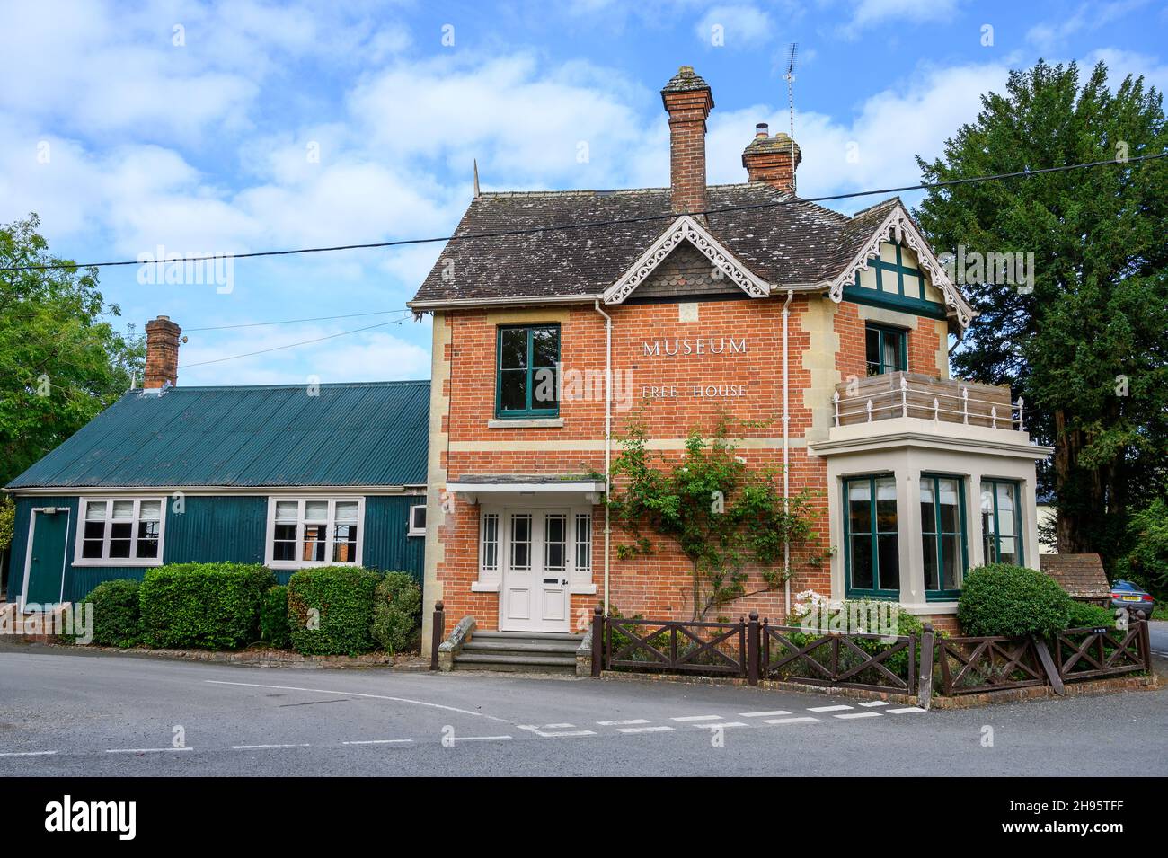 Außerhalb des Museum Inn Pub im Dorf Farnham im ländlichen Dorset, England. Stockfoto