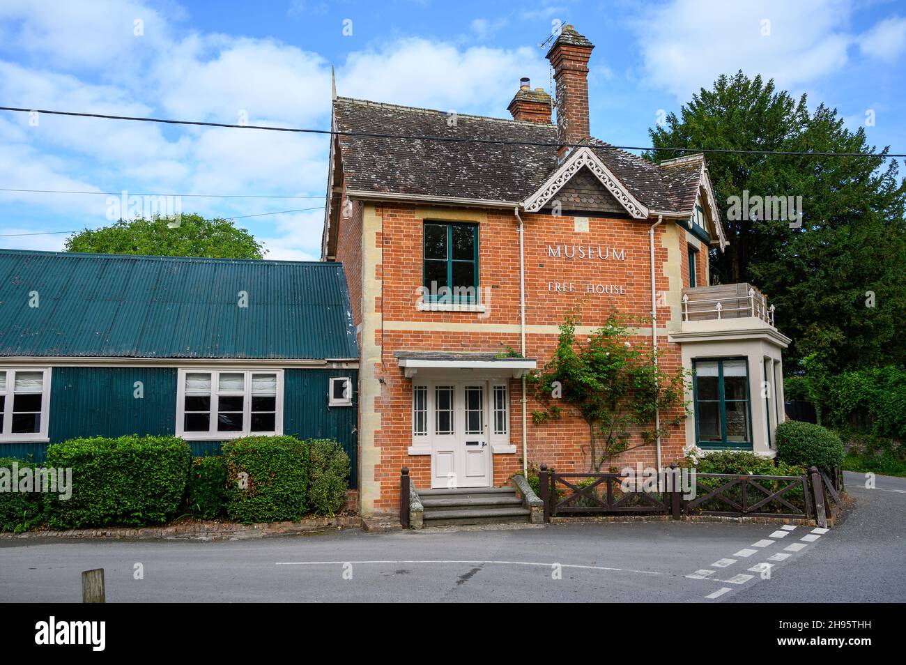 Außerhalb des Museum Inn Pub im Dorf Farnham im ländlichen Dorset, England. Stockfoto