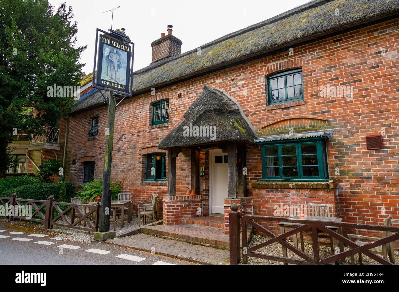 Außerhalb des Museum Inn Pub im Dorf Farnham im ländlichen Dorset, England. Stockfoto