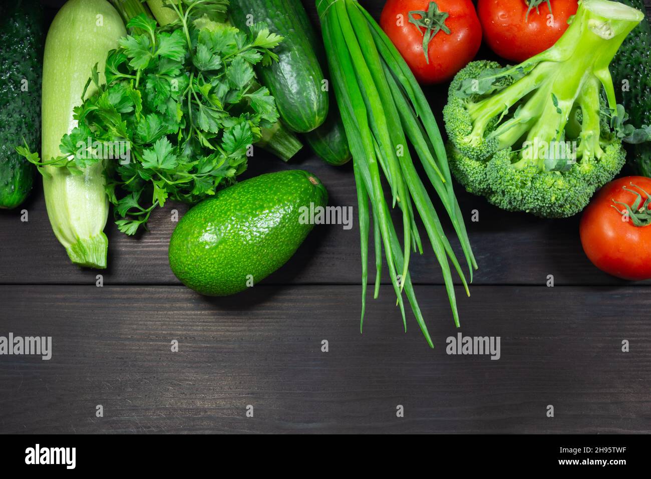 Frisches Bio-Gemüse auf dunklem Holzhintergrund mit Platz für Text. Draufsicht. Konzept der gesunden, vegetarischen, Diät-Lebensmittel. Stockfoto