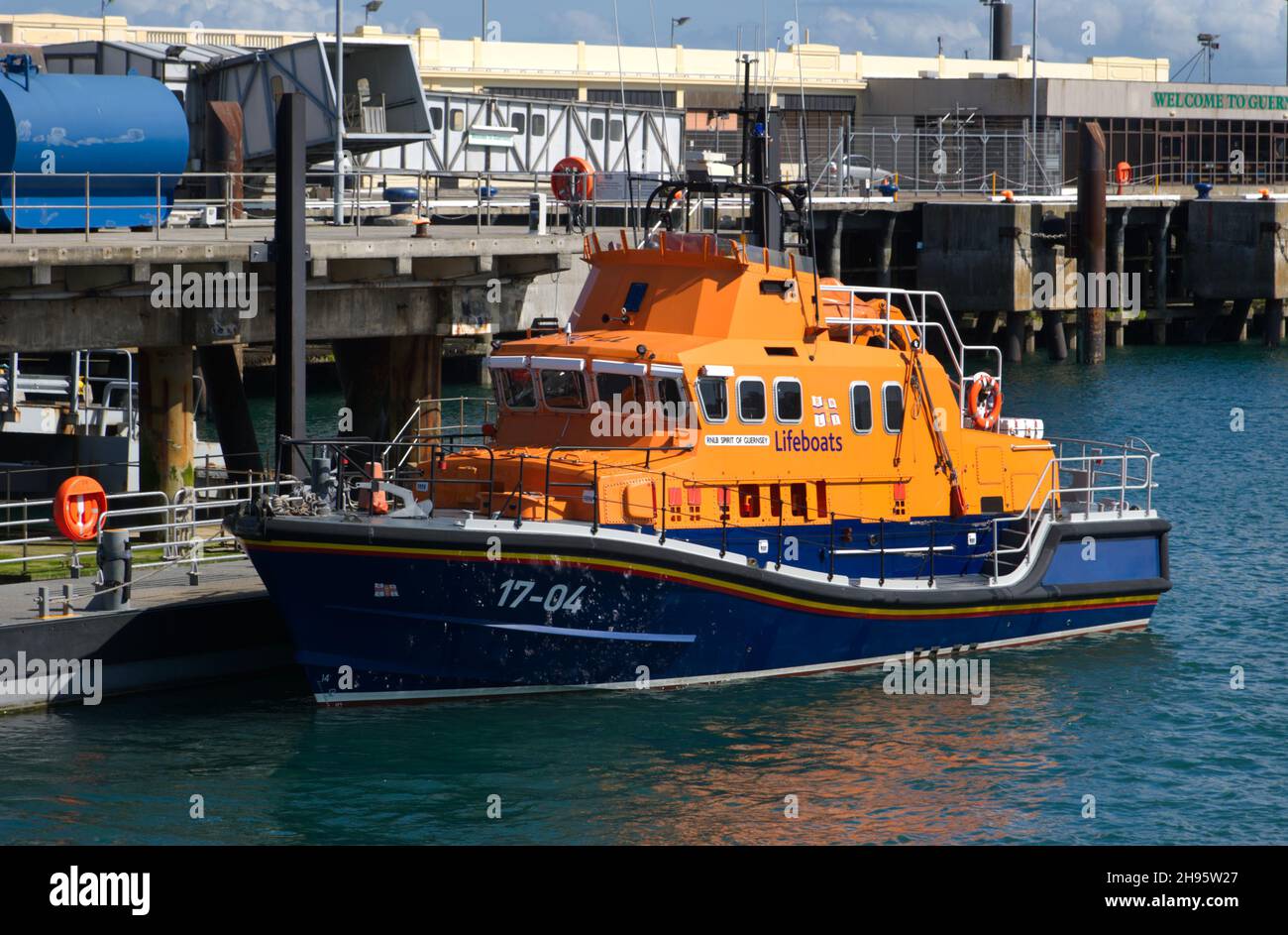 Das RNLI (Royal National Lifeboat Institution) „Spirit of Guernsy“-Rettungsboot liegt im Hafen von Guernsey, Kanalinseln, Großbritannien Stockfoto