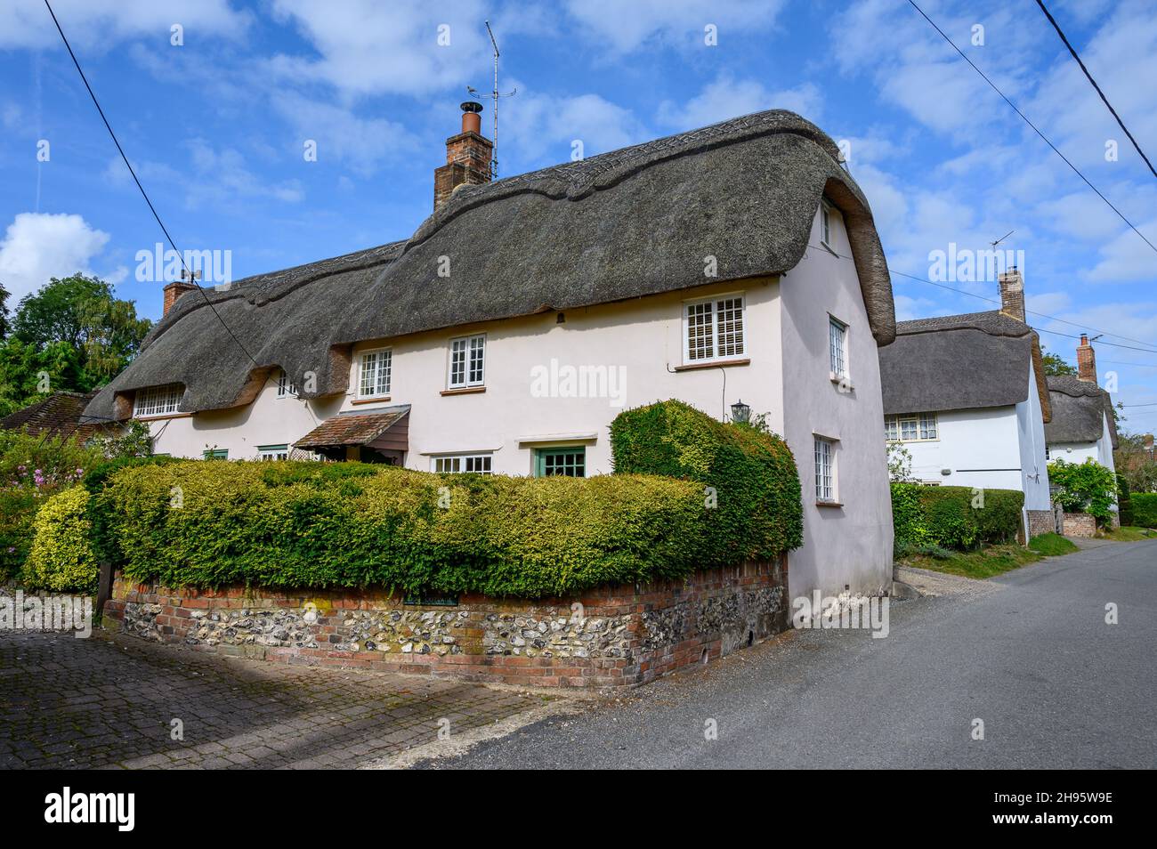 Hübsche, traditionelle Hütten mit Strohdach im Dorf Farnham, Dorset, England. Stockfoto