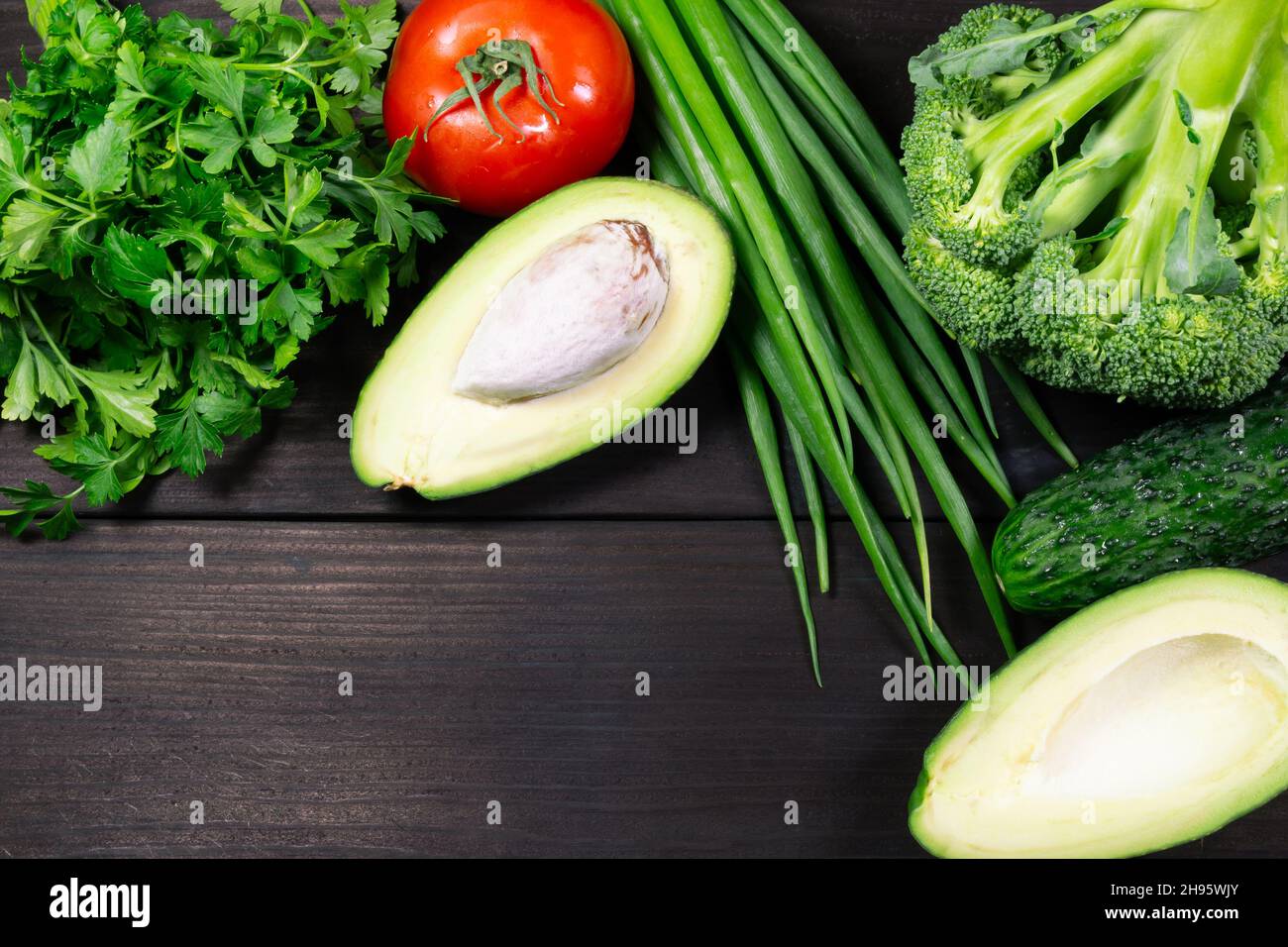 Frisches Bio-Gemüse auf dunklem Holzhintergrund mit Platz für Text. Draufsicht. Konzept der gesunden, vegetarischen, Diät-Lebensmittel. Stockfoto