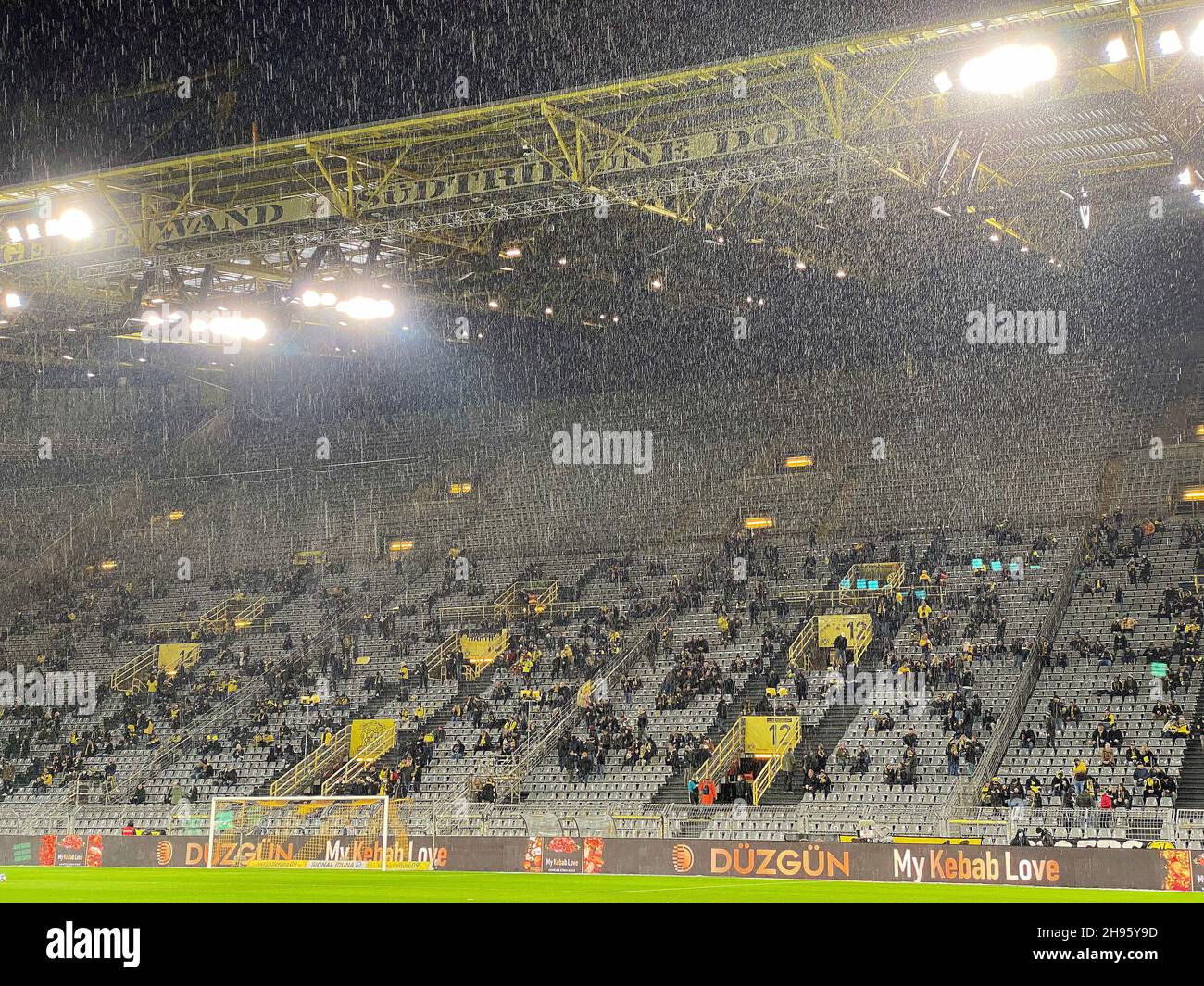 Stadt Dortmund, Deutschland. 04th Dez, 2021. firo: 04.12.2021, Fuvuball, 1st Bundesliga, Saison 2021/2022, BVB, Borussia Dortmund - 1FC Bayern Mvºnchen Signal Iduna Park, Stadion, aus, BVB, Borussia Dortmund, Rain, Continuous Rain Kredit: dpa/Alamy Live Nachrichten Stockfoto