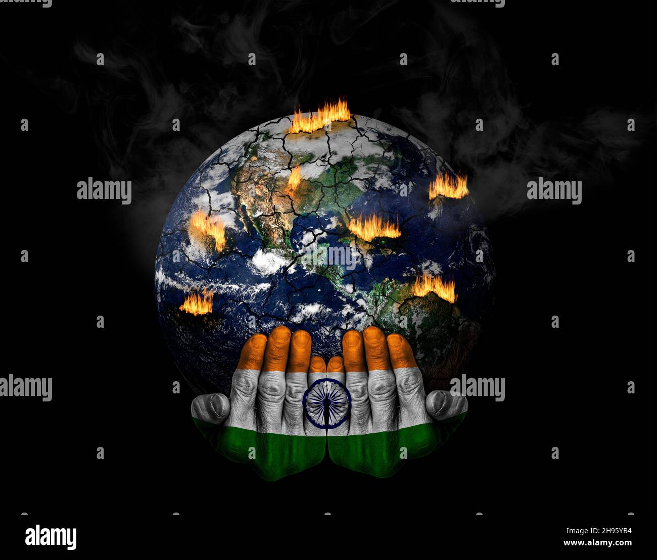 Hände mit indianischer Flagge bemalt halten gestressten Planeten in der Krise. Konzept der Rolle Indiens in der Klimakrise; Naturkatastrophen, globale Erwärmung, eine Stockfoto