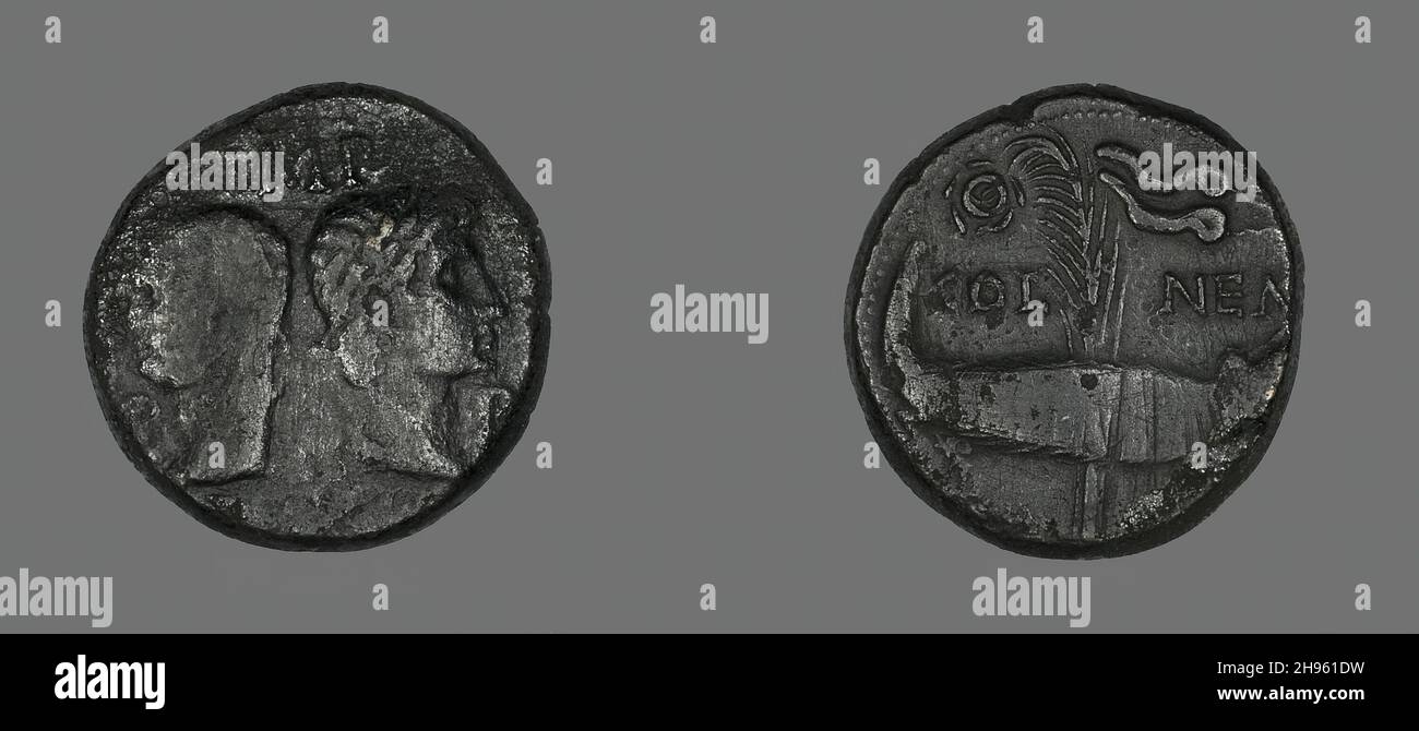 As (Coin) porträtiert Augustus und Agrippa, 20 BCE-14 CE. Rückseite: Krokodil an einer Palme mit Spruchbändern und einem Kranz oben angekettet. Geprägt in Nimes, Gallien (modernes Frankreich). Stockfoto