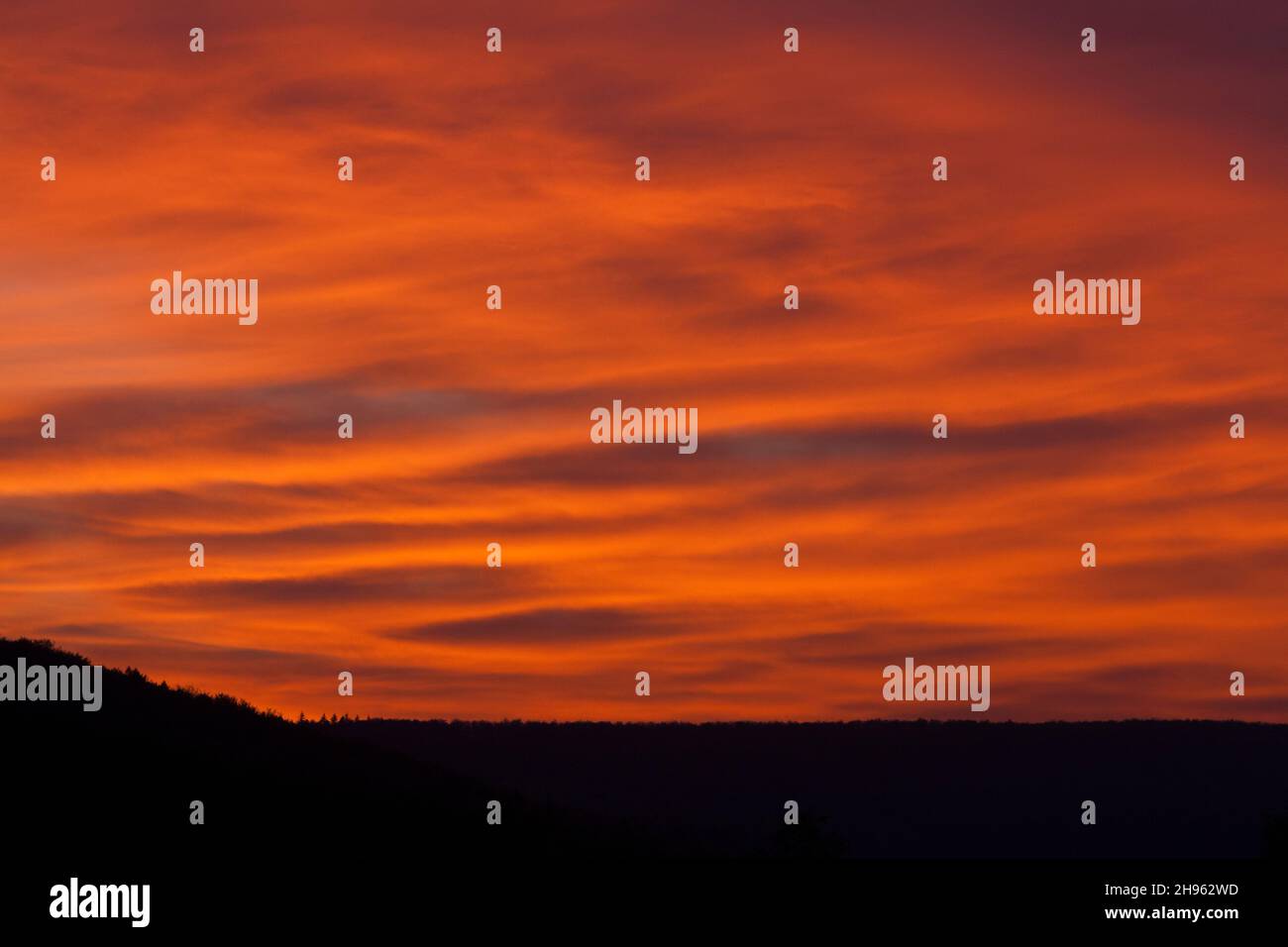 Himmel nach Sonnenuntergang, mit Abendglühen, Sommerzeit, Weser, Niedersachsen, Deutschland Stockfoto