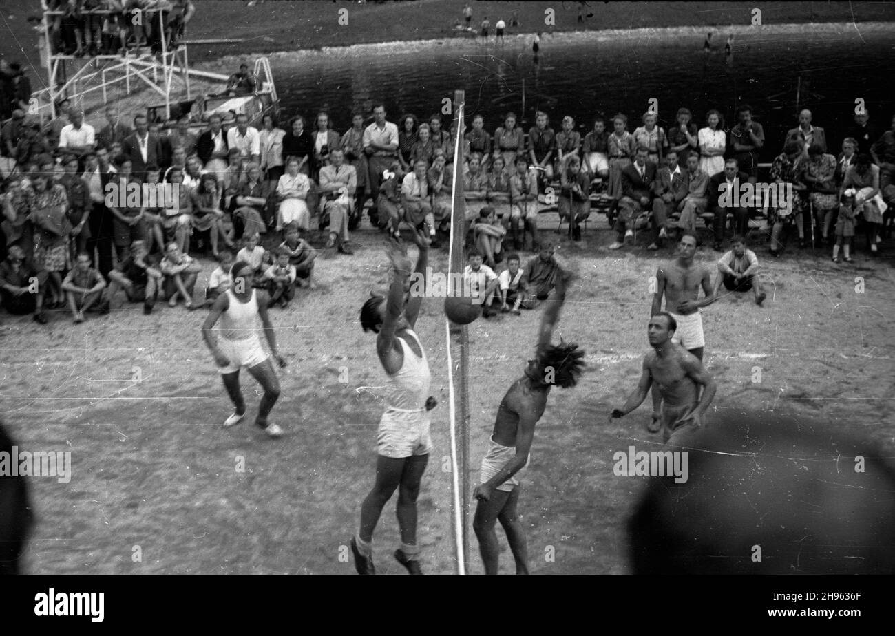 Karpacz, 1947-08-01. Mecz siatkówki podczas zawodów sportowych. wb/gr PAP Dok³adny dzieñ wydarzenia nieustalony. Karpacz, 1. August 1947. Ein Volleyballspiel während eines Sportwettbewerbs. wb/gr PAP Stockfoto