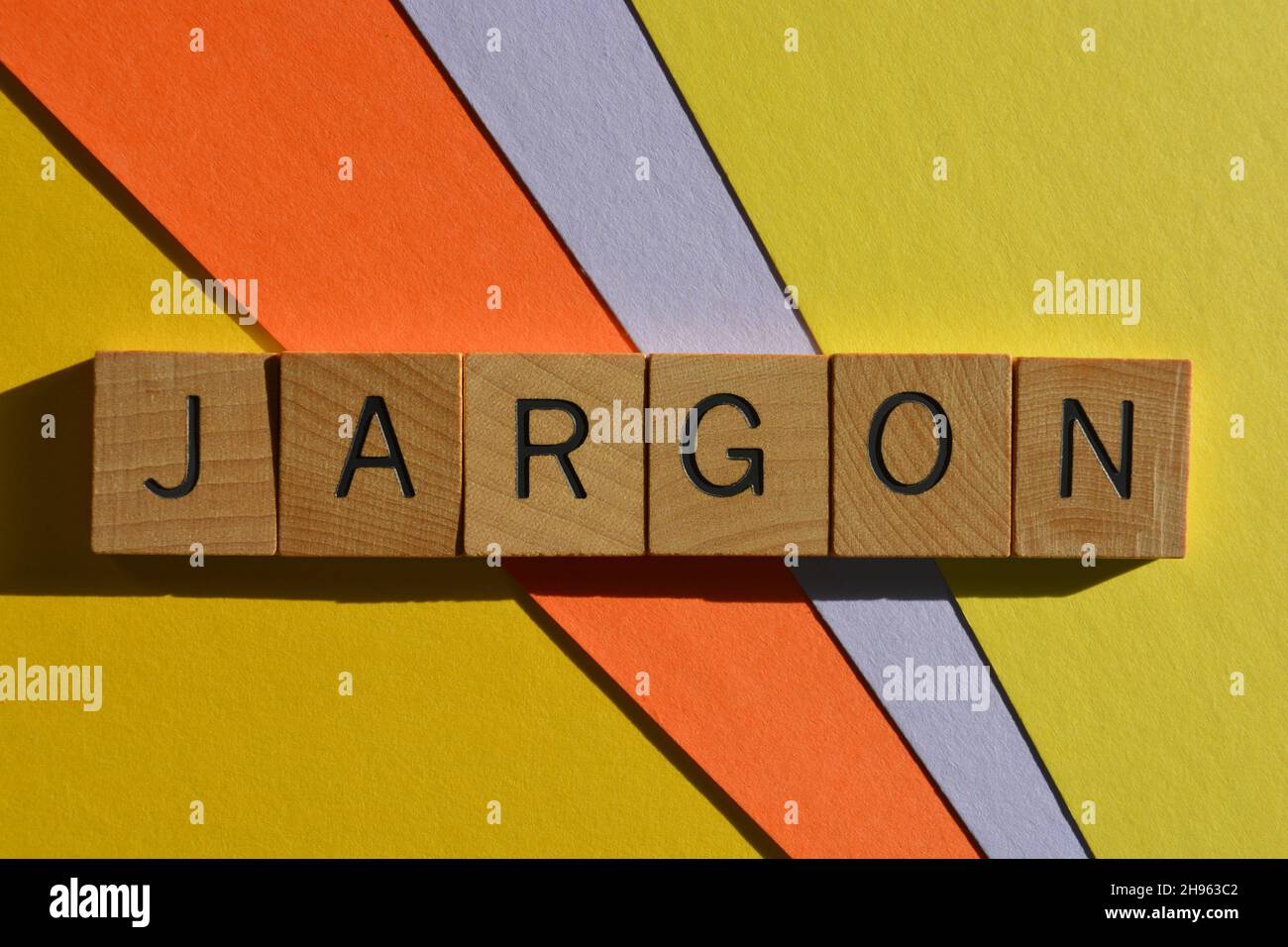 Jargon, Wort in Holzalphabetbuchstaben isoliert auf buntem Hintergrund Stockfoto