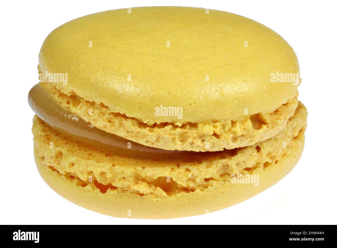 macaron mit Zitronengeschmack isoliert auf weißem Hintergrund Stockfoto