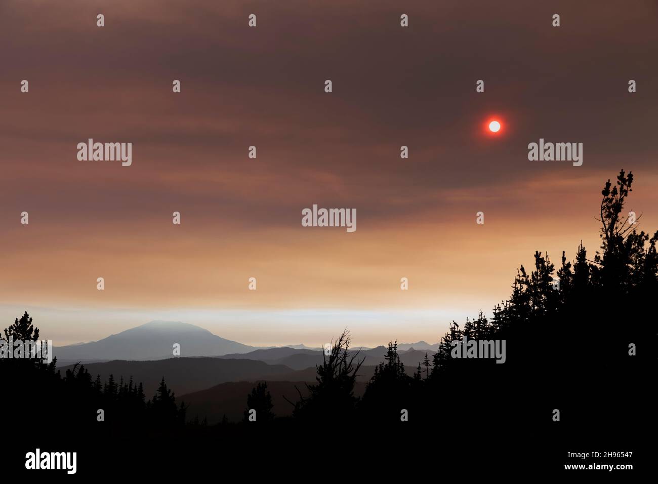 Feuer rauch himmel -Fotos und -Bildmaterial in hoher Auflösung – Alamy