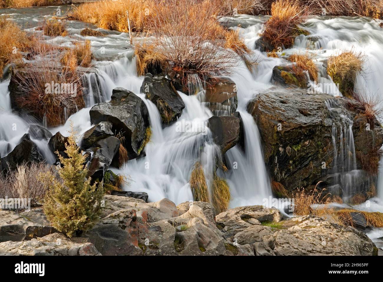 Clines Falls, im Clines Falls State Park am Deschutes River in der Nähe von Bend im Zentrum von Oregon, im Herbst. Stockfoto