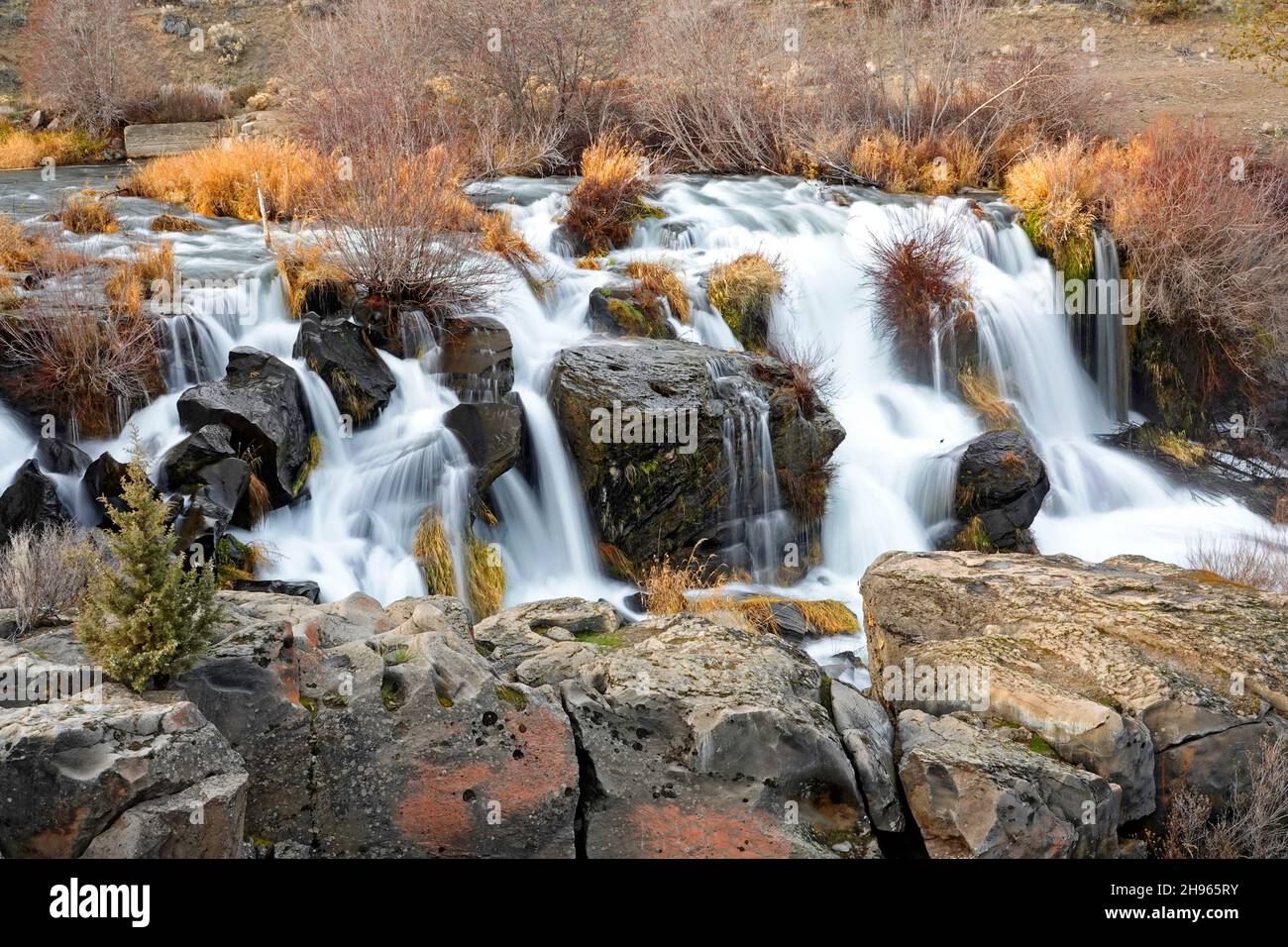 Clines Falls, im Clines Falls State Park am Deschutes River in der Nähe von Bend im Zentrum von Oregon, im Herbst. Stockfoto
